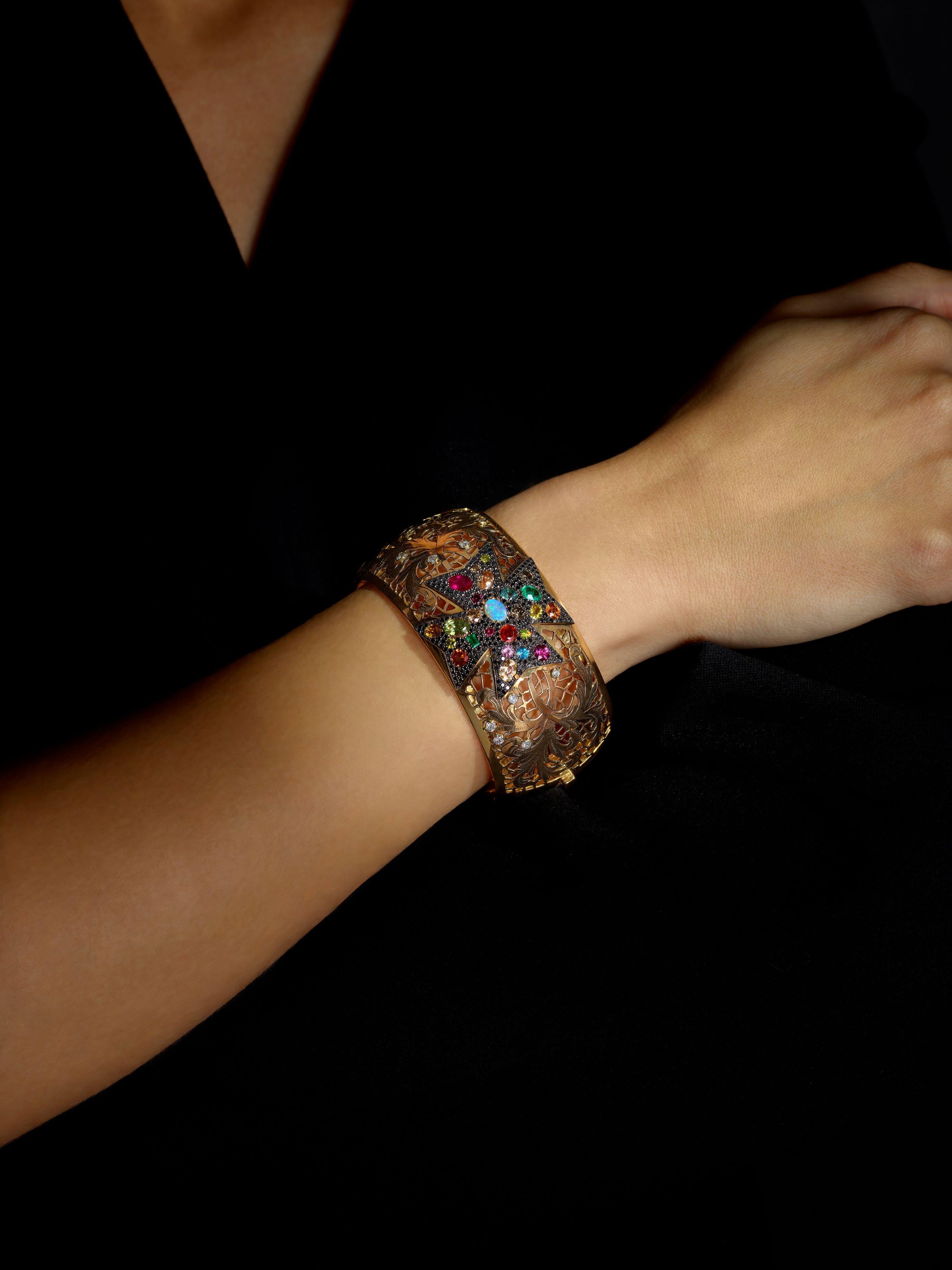 Bracciale contemporaneo Rosior by Manuel Rosas in oro rosa 19,2 carati:
- 247 diamanti neri con 1,86 ct,
- 9 diamanti bianchi da 0,32 carati
- 9 Zaffiri con 1,22 ct,
- 4 diamanti marroni da 0,79 carati
- 3 Diamanti gialli con 0,45 ct,
- 2 Rubini con