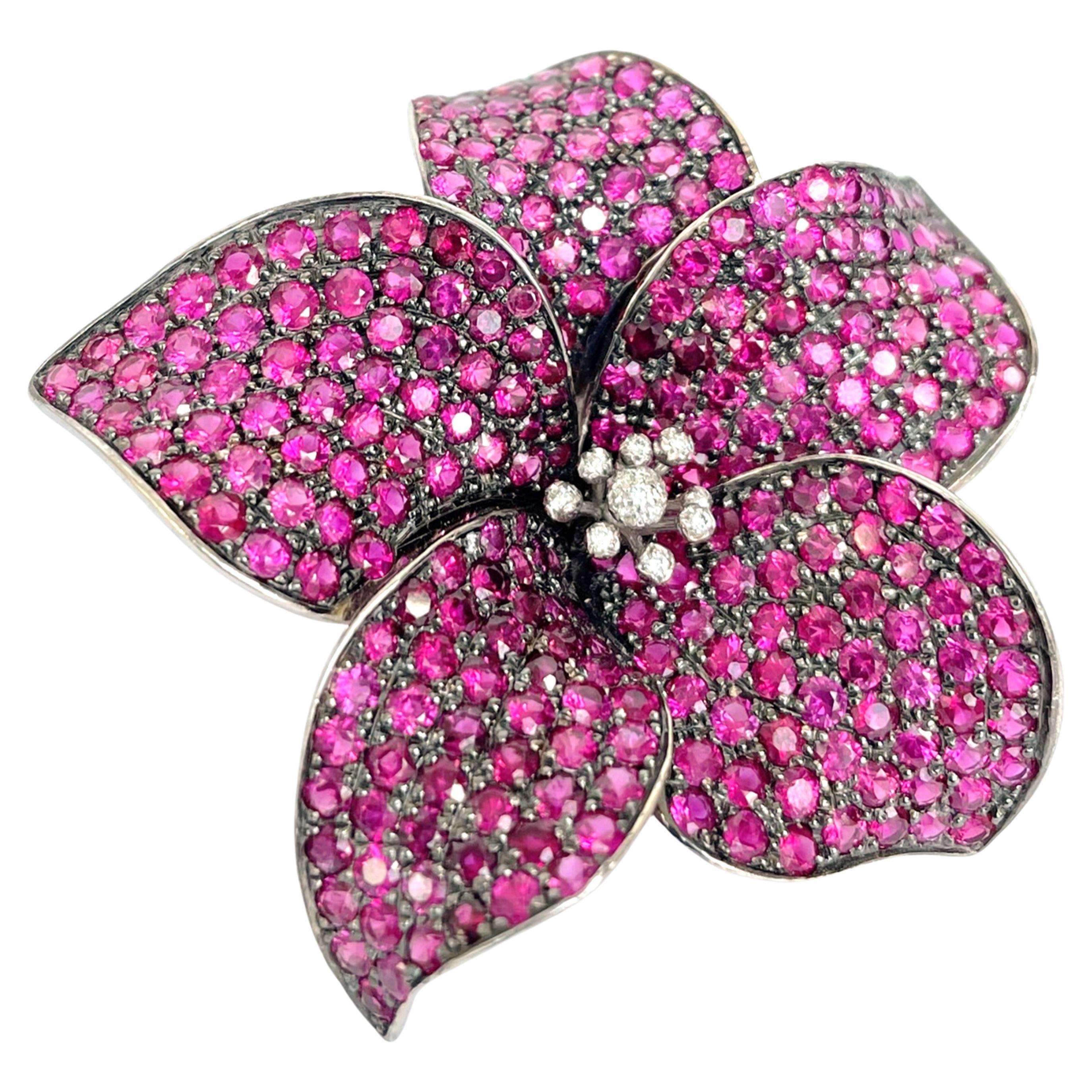 Broche fleur Rosior en or blanc sertie de rubis et de diamants
