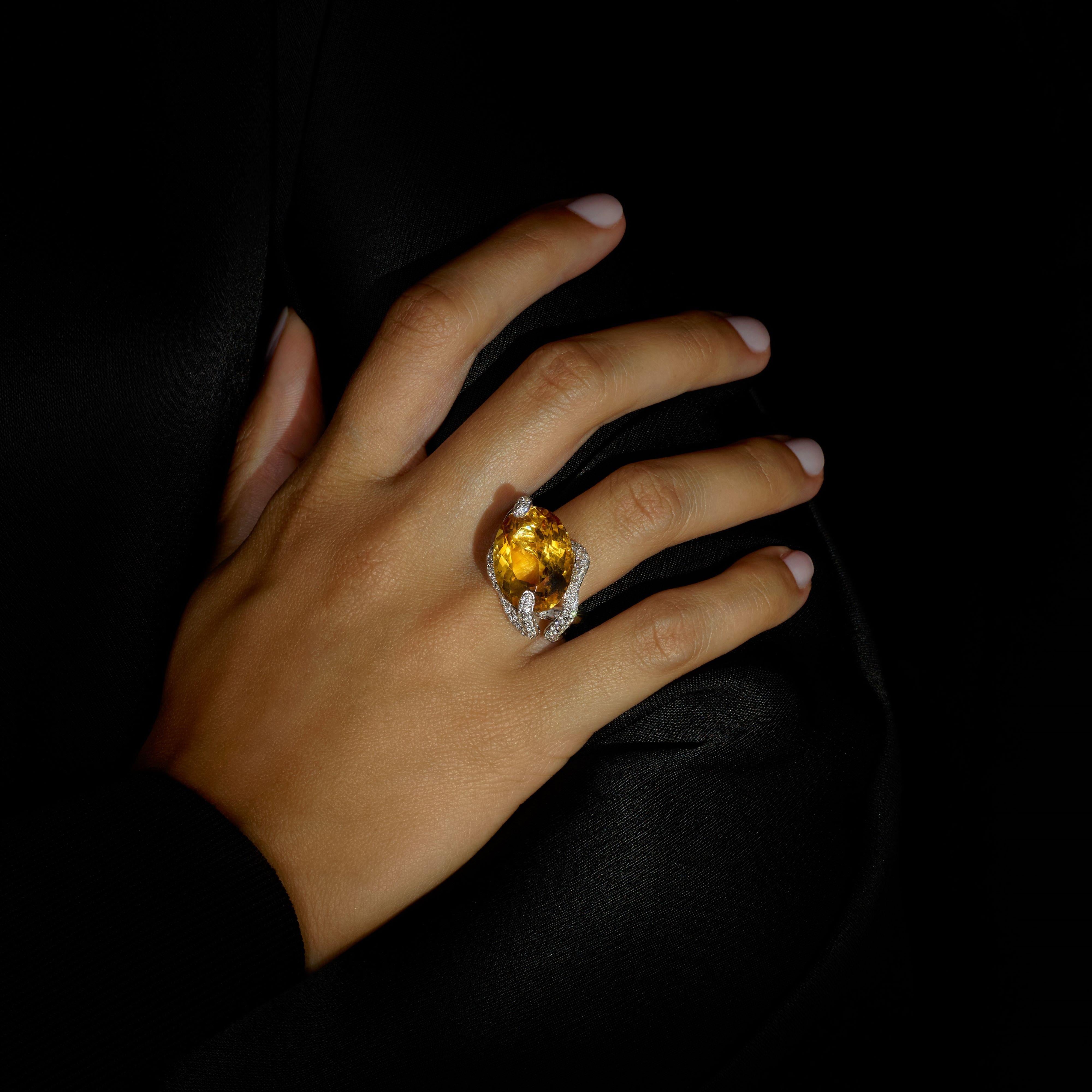 Rosior by Manuel Rosas Zeitgen�össischer Cocktailring aus 19,2 Karat Weißgold mit:
- 1 Gelber Topas im Ovalschliff 