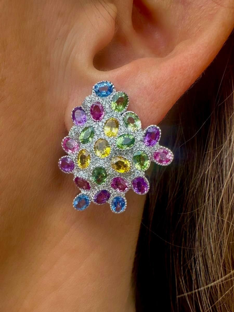 A one-off creation by Rosior in Portugal, these Earrings are made in White Gold and set with:
- 12 oval cut green sapphires weighing 2,99 ct;
- 10 oval cut pink sapphires weighing 2,07 ct;
- 10 oval cut purple sapphires weighing 2,19 ct;
- 8 oval