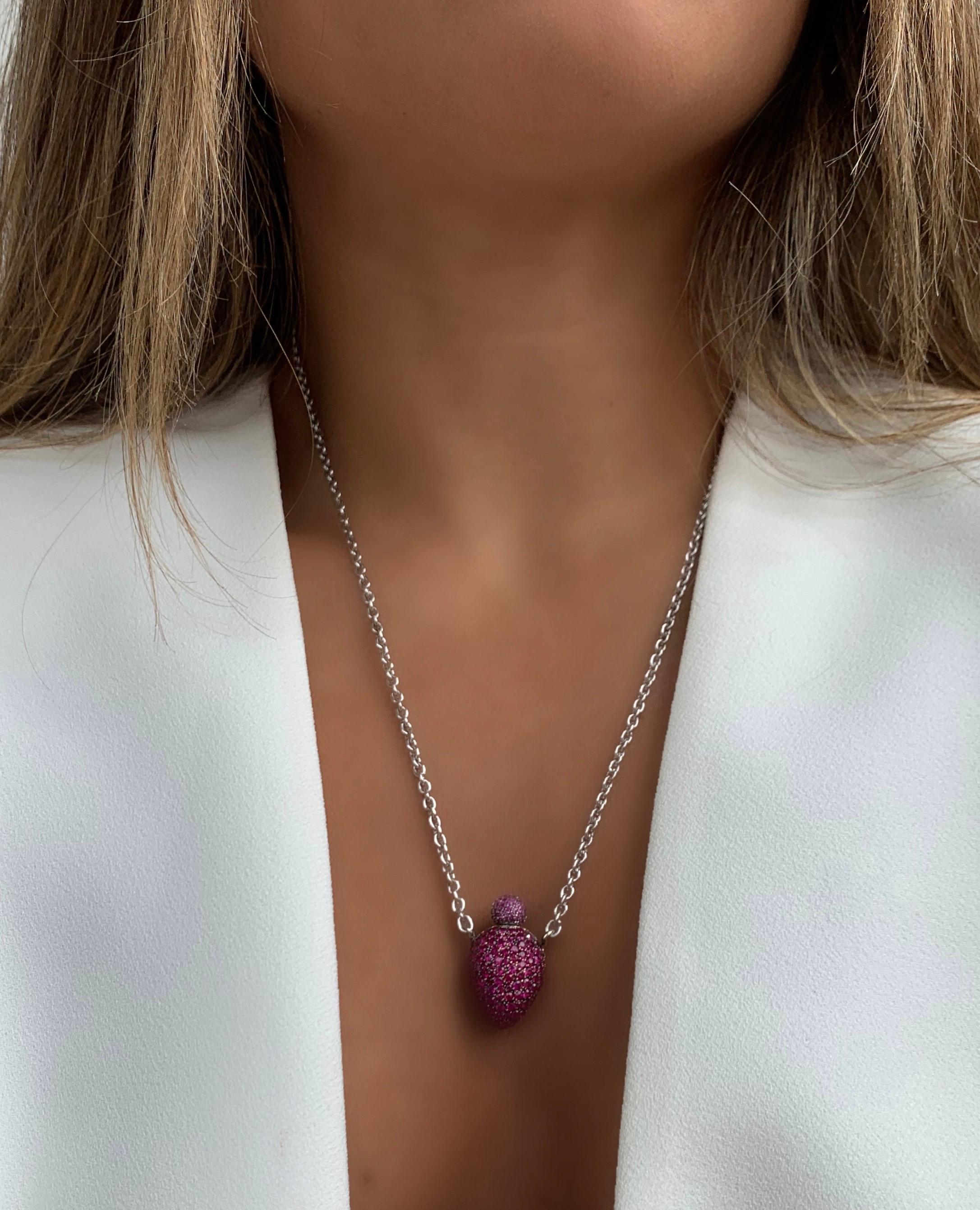 Anhänger-Halskette mit Diamanten, Saphiren und Rubinen „Parfümflasche“ (Rundschliff) im Angebot