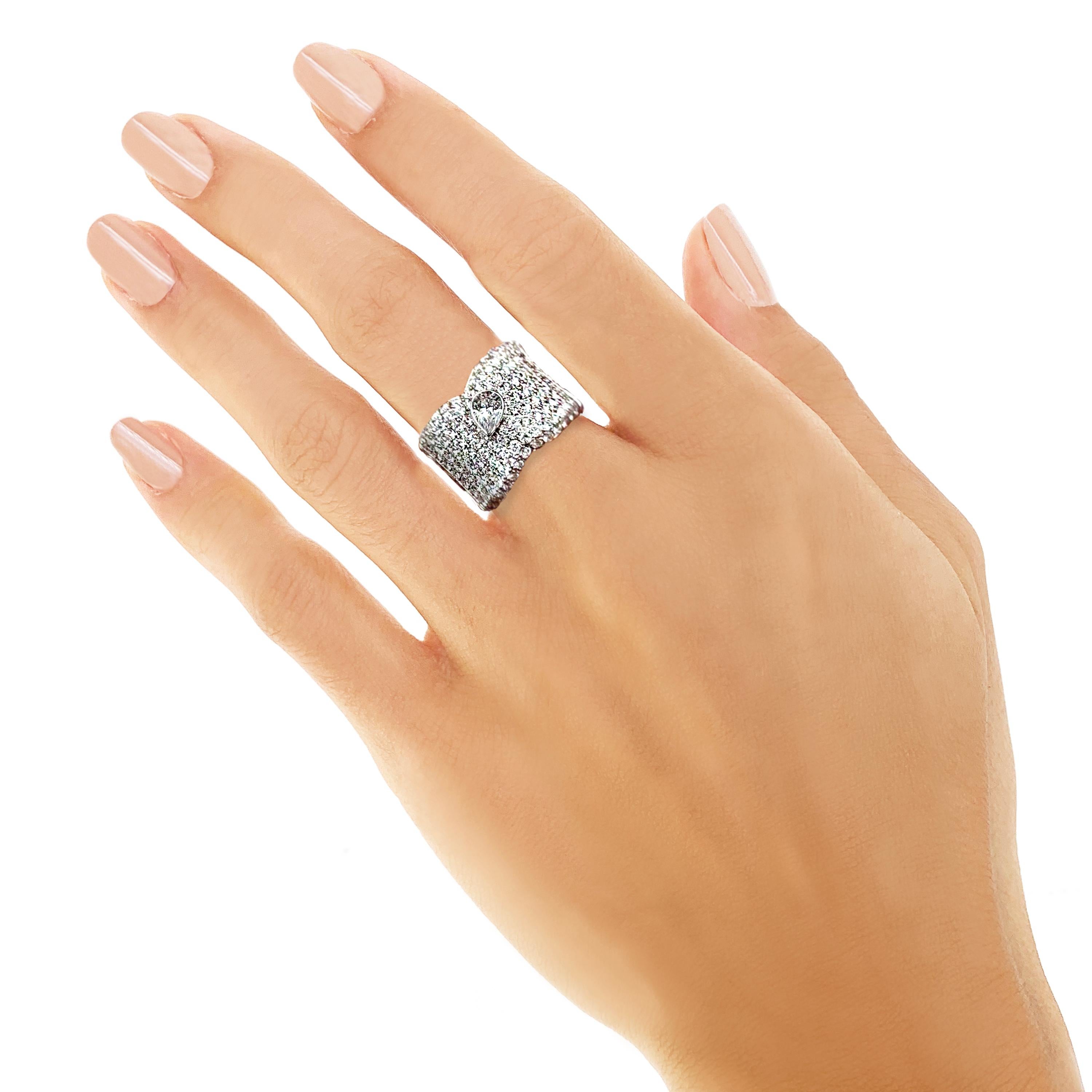 Ein Rosior von Manuel Rosas 950 Platin Ring, Hand gemeißelt und mit:
- 1 Diamant im Birnenschliff mit 0,52ct,
- 120 Diamanten mit 1,81ct.
Diamanten (G-VVS)
Leicht zu handhaben.
Einzigartiges Stück mit einem eigenen Echtheitszertifikat.
Von der