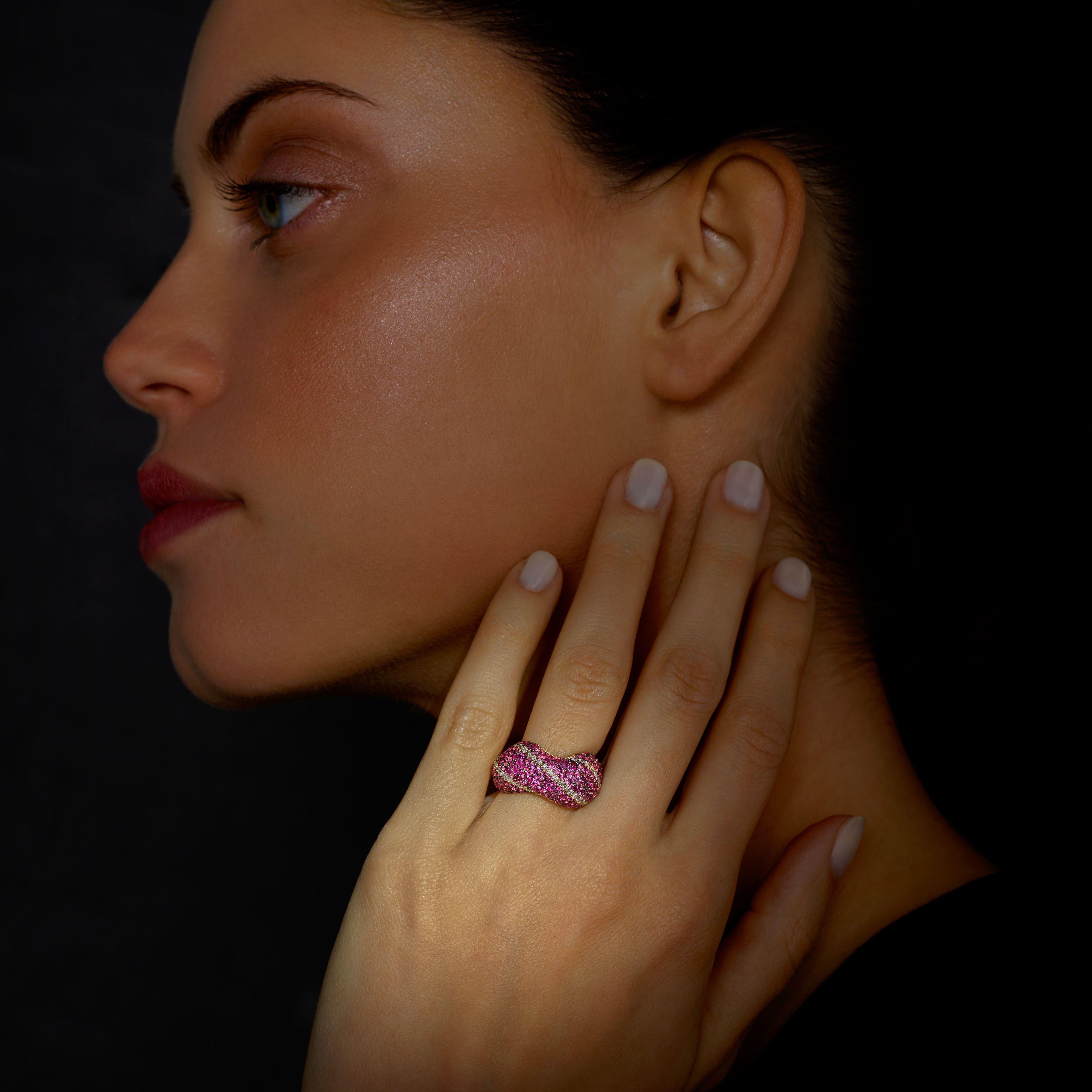 A one-off Rosior Cocktail Ring set in Yellow Gold with:
- 62 certified natural diamonds (IGI – International Gemological Institute) weighing 0,56 ct;
- 230 pink sapphires weighing 2,73 ct.
Weight in 19.2k gold: 6,3 g.
Unique piece.
Handmade in