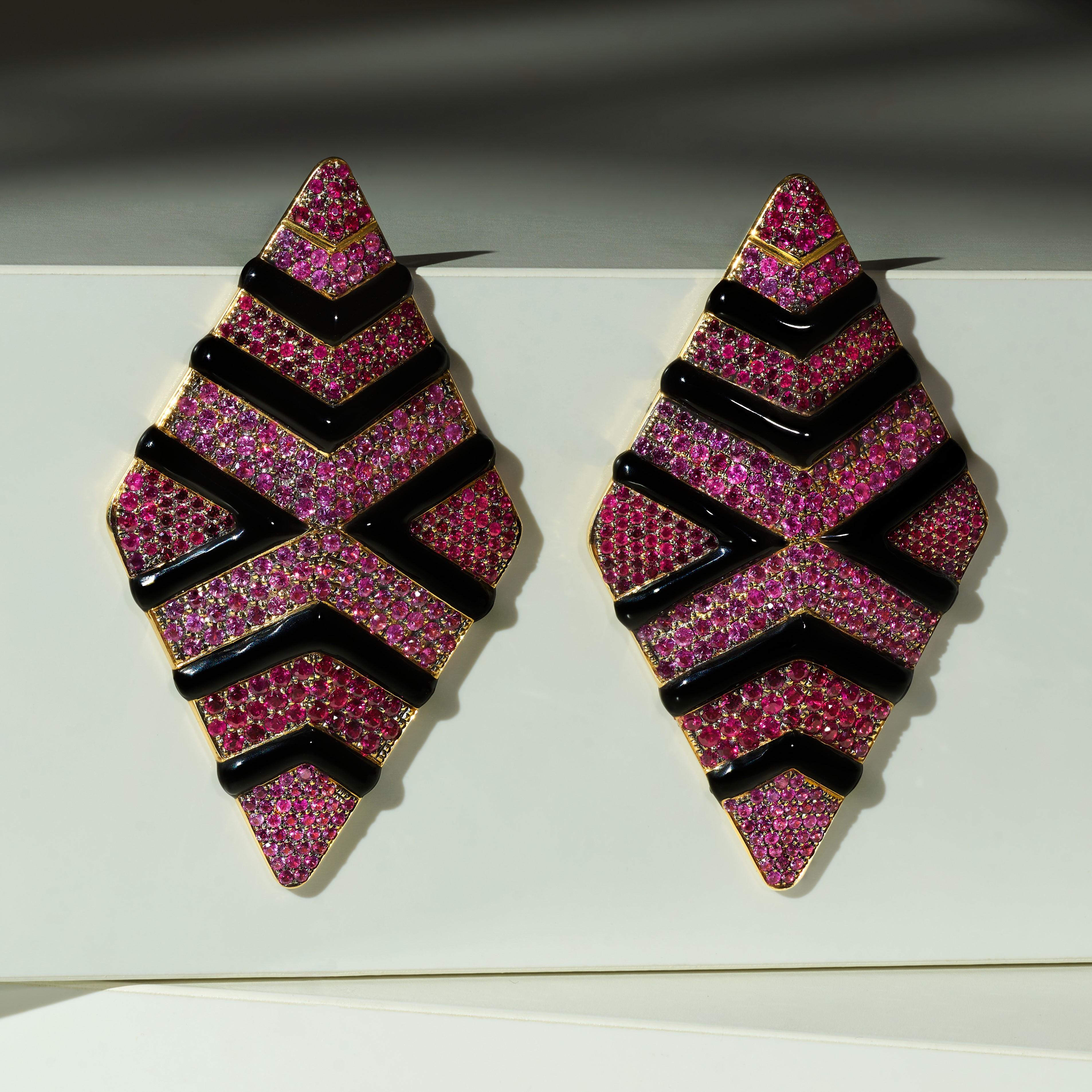 A unique drop Earrings by Rosior Portugal set in Yellow Gold and Black Ceramic with:
- 297 rubies weighing 2,58 ct;
- 282 pink sapphires weighing 3,23 ct.
Weight in 19.2k gold: 19.9 g.
These earrings are new and are an unique piece.
Stamped by the