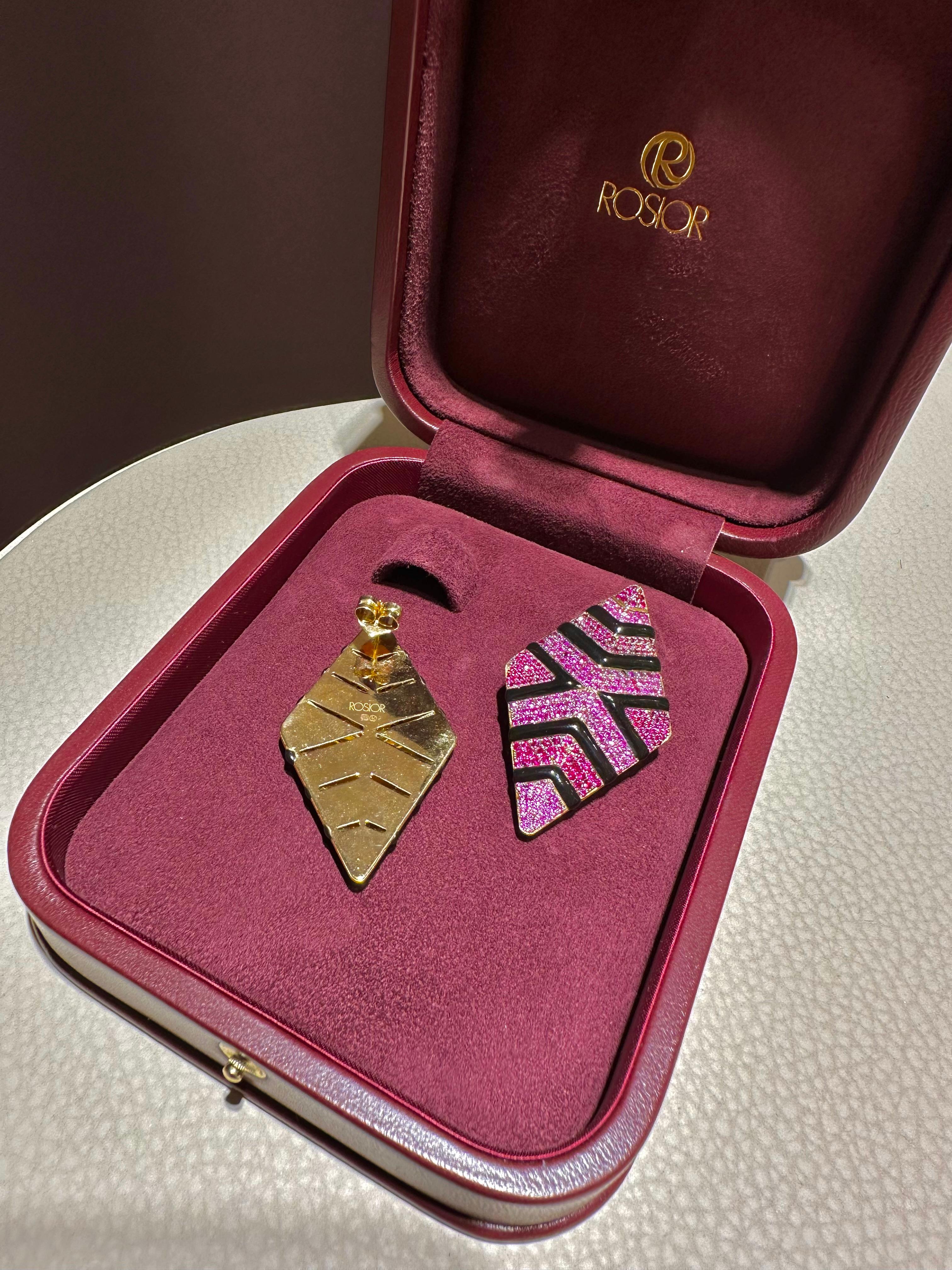 Rosior Boucles d'oreilles pendantes en or jaune et céramique noire serties de rubis et saphirs Neuf - En vente à Porto, PT