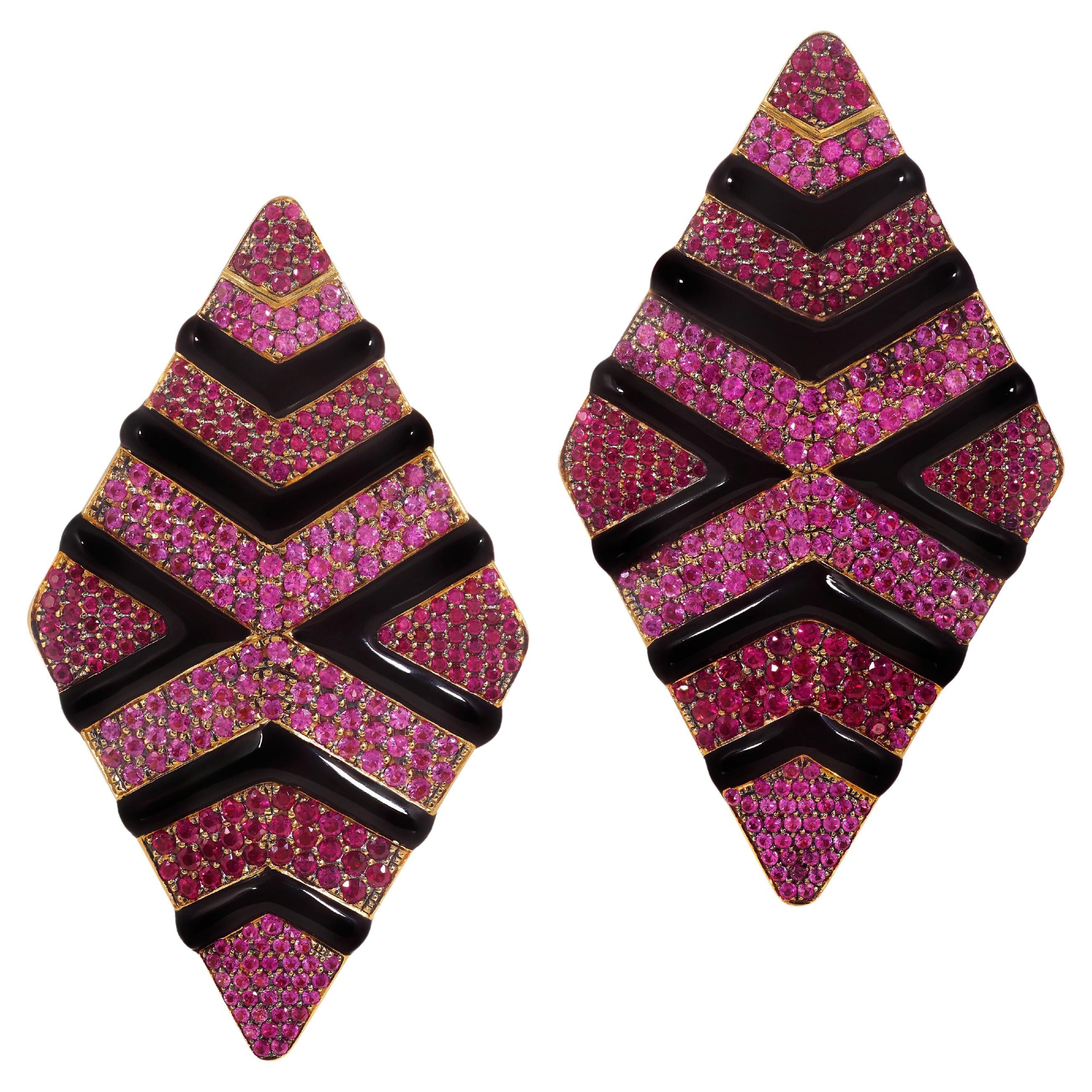 Rosior Boucles d'oreilles pendantes en or jaune et céramique noire serties de rubis et saphirs en vente