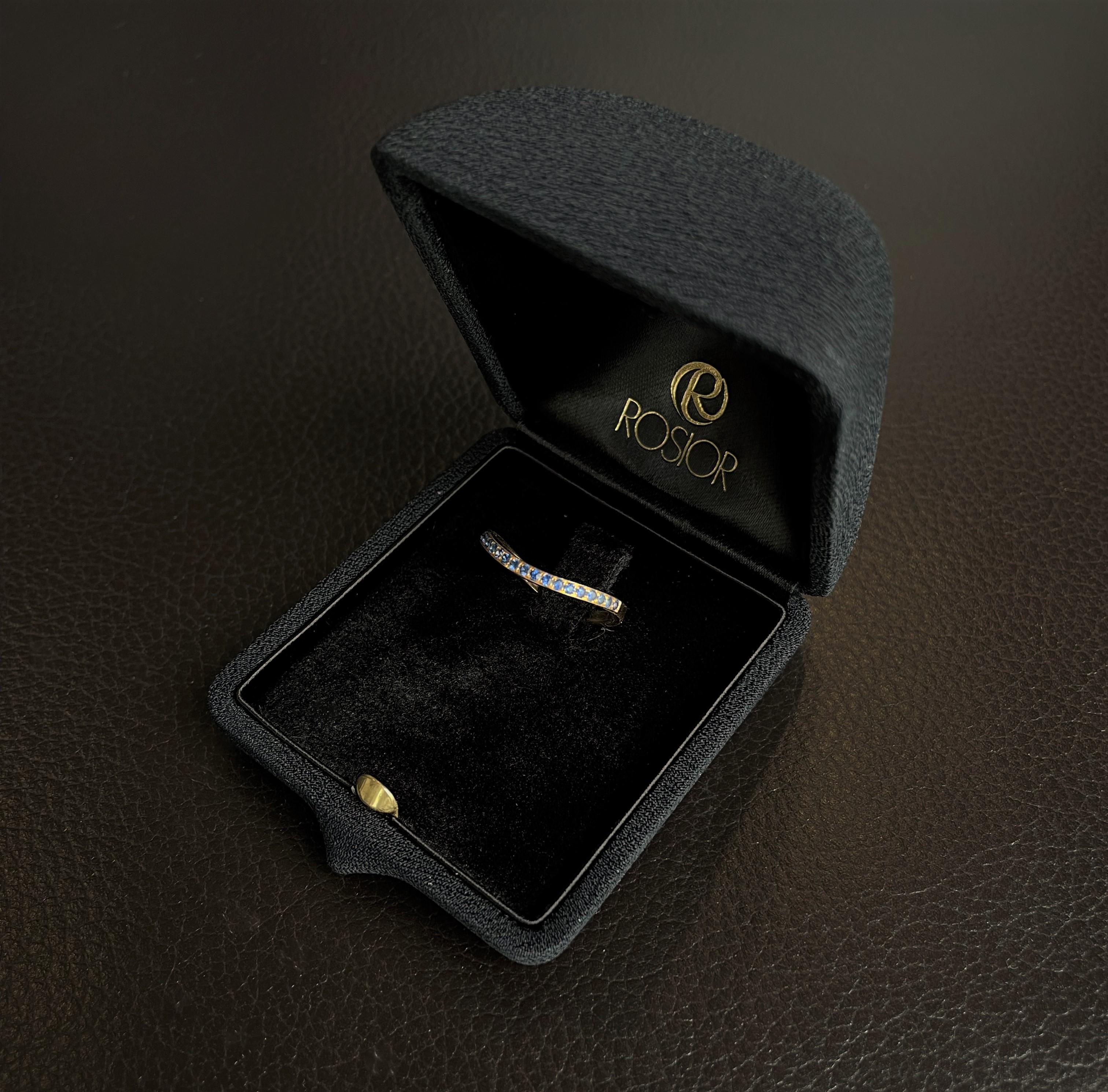 En vente :  Rosior, bague à anneau en forme d'éternité en or jaune sertie d'un saphir 5