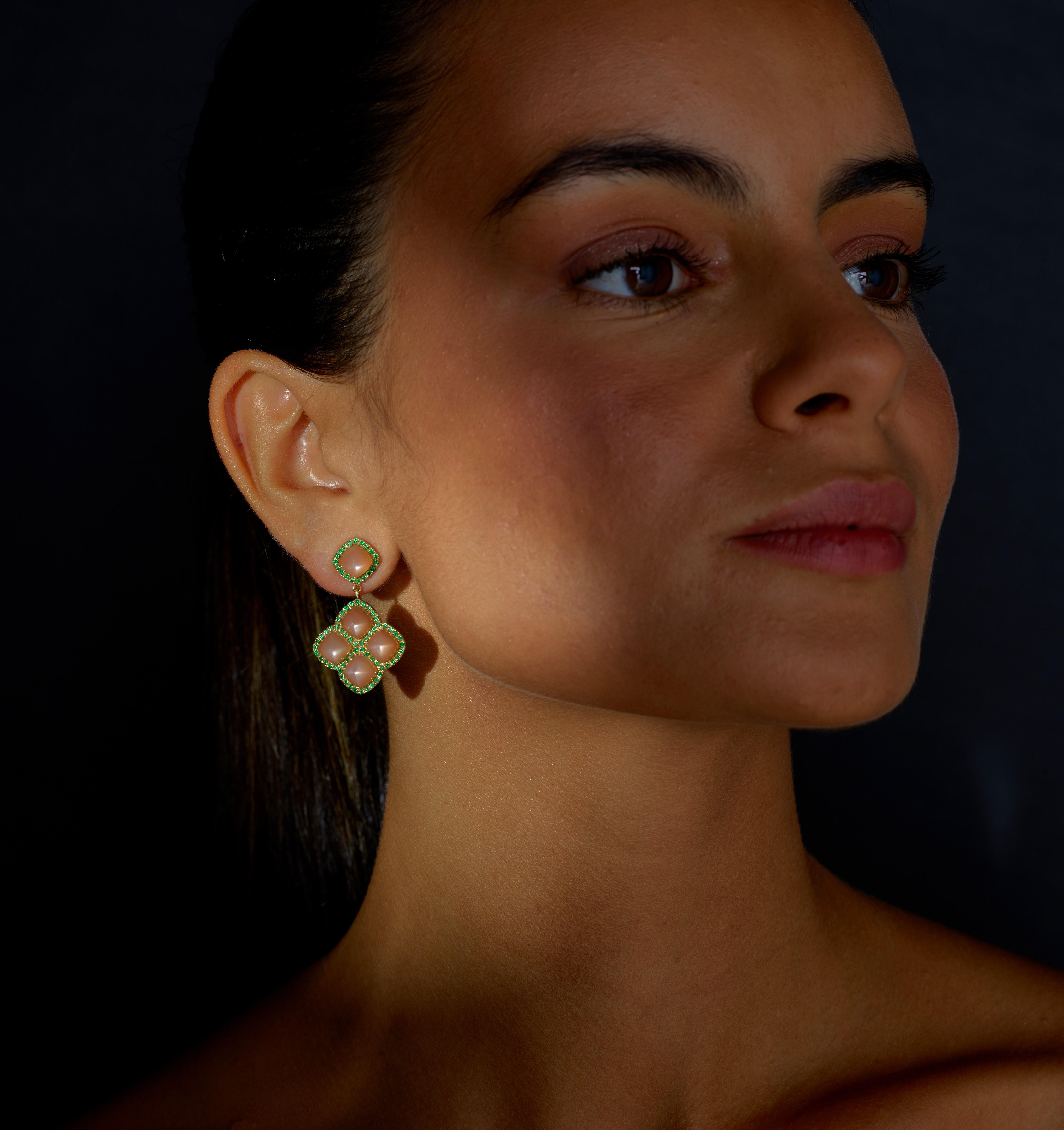 Boucles d'oreilles pendantes contemporaines en or jaune 19.2k serties de :
- 10 pierres de lune orange taillées en 