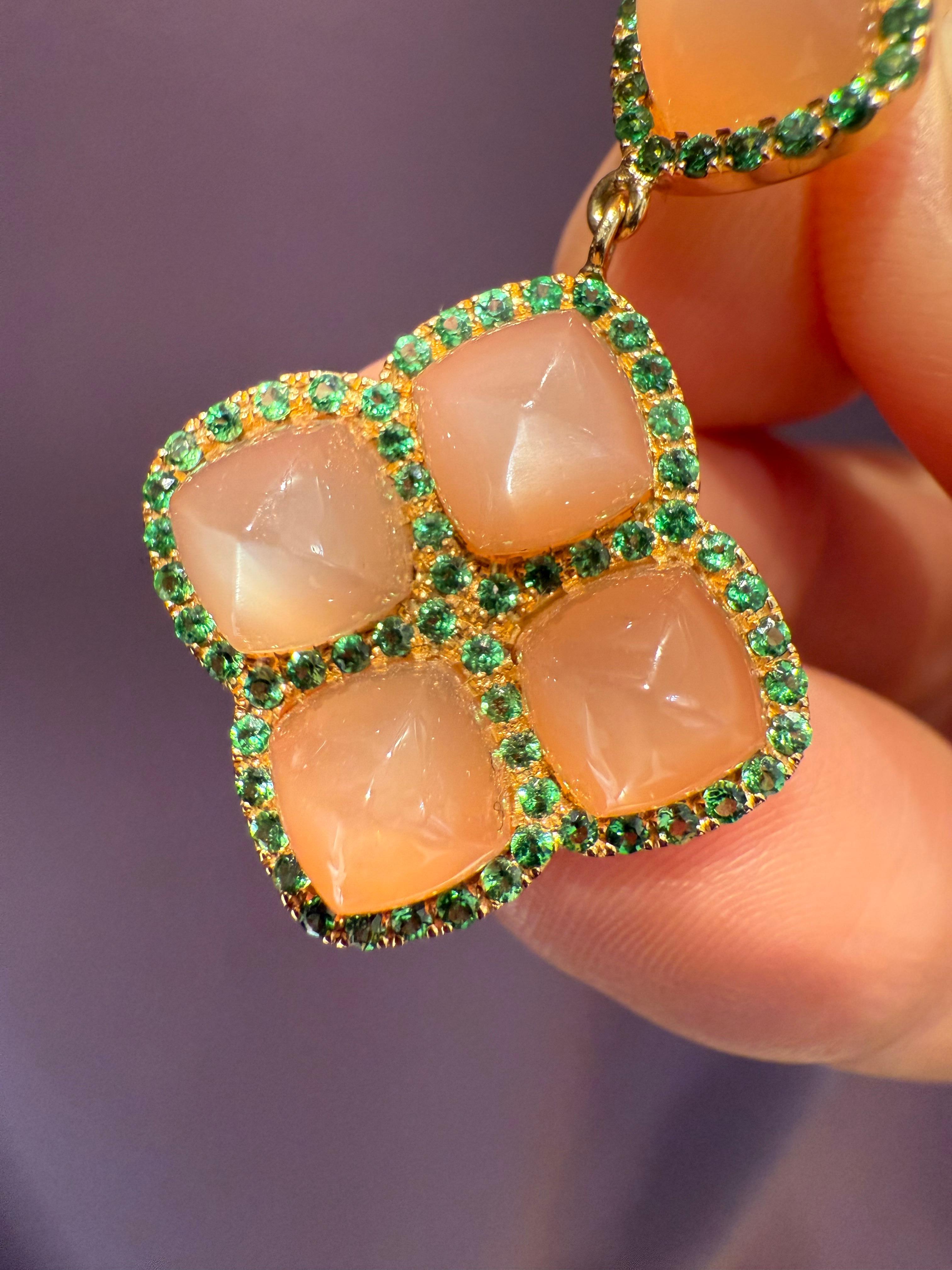 Donna Rosior Sugarloaf Moonstone e Tsavorite - Orecchini pendenti in oro giallo in vendita