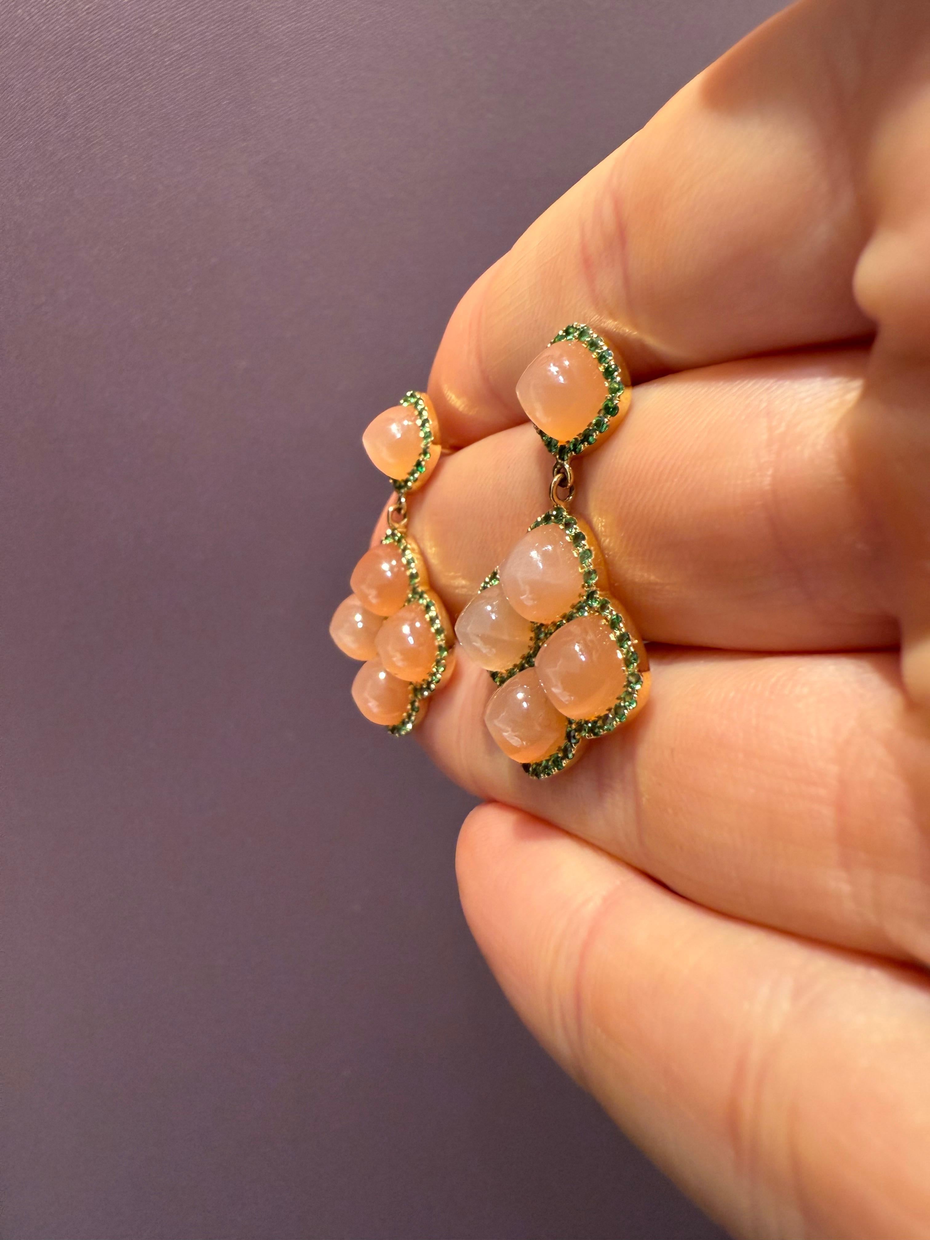 Rosior Sugarloaf Moonstone e Tsavorite - Orecchini pendenti in oro giallo in vendita 1