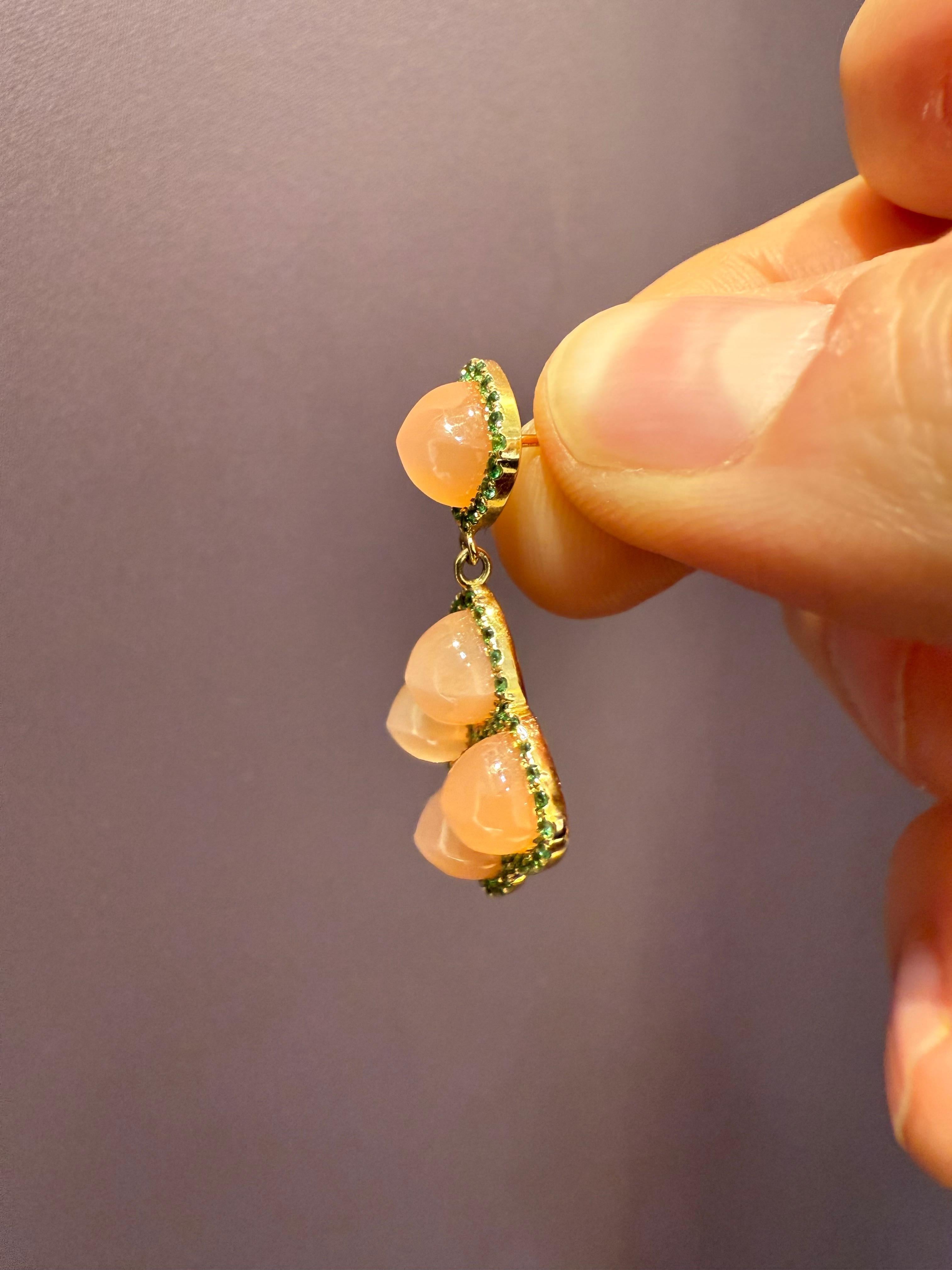 Rosior Sugarloaf Moonstone e Tsavorite - Orecchini pendenti in oro giallo in vendita 2