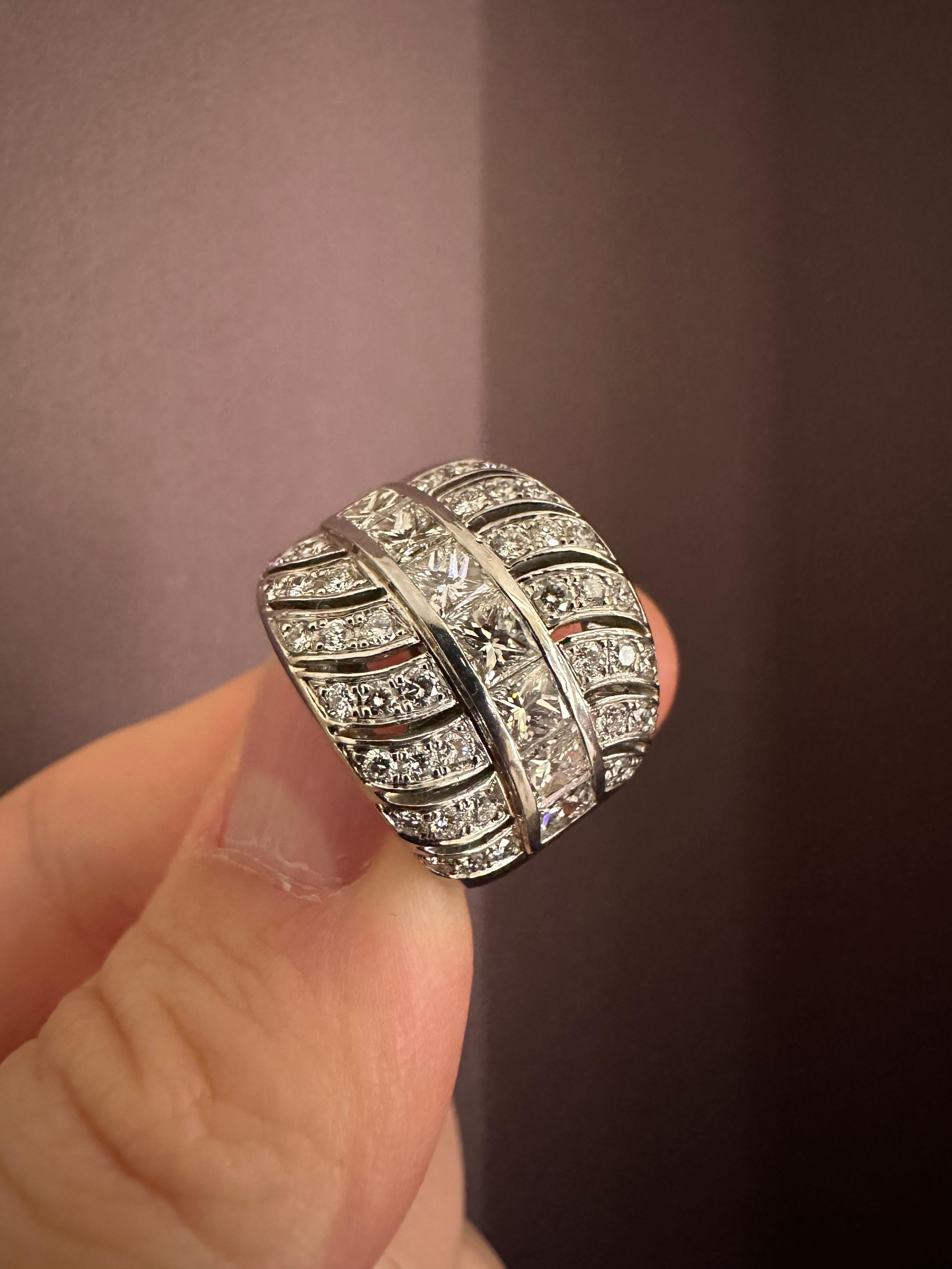 Rosior Vintage Cocktail Ring aus Platin mit:
- 7 Diamanten im Princess-Schliff mit einem Gewicht von 1,44 ct;
- 42 Diamanten im Brillantschliff mit einem Gewicht von 0,72 ct.
G-VVS.
Einzigartiges Stück.
Von der portugiesischen Prüfstelle als 950