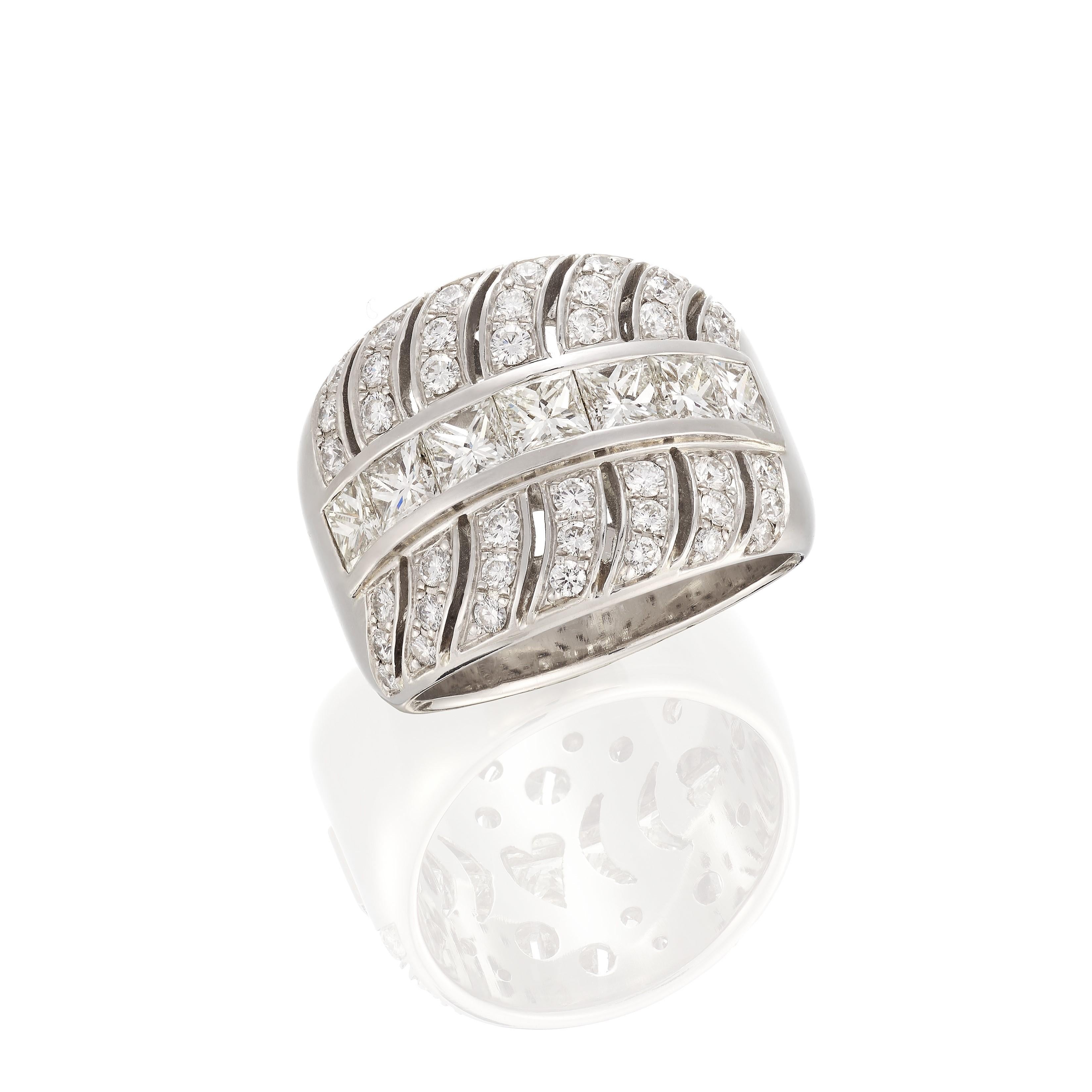 Contemporaneo Anello da cocktail con diamanti d'epoca in platino in vendita