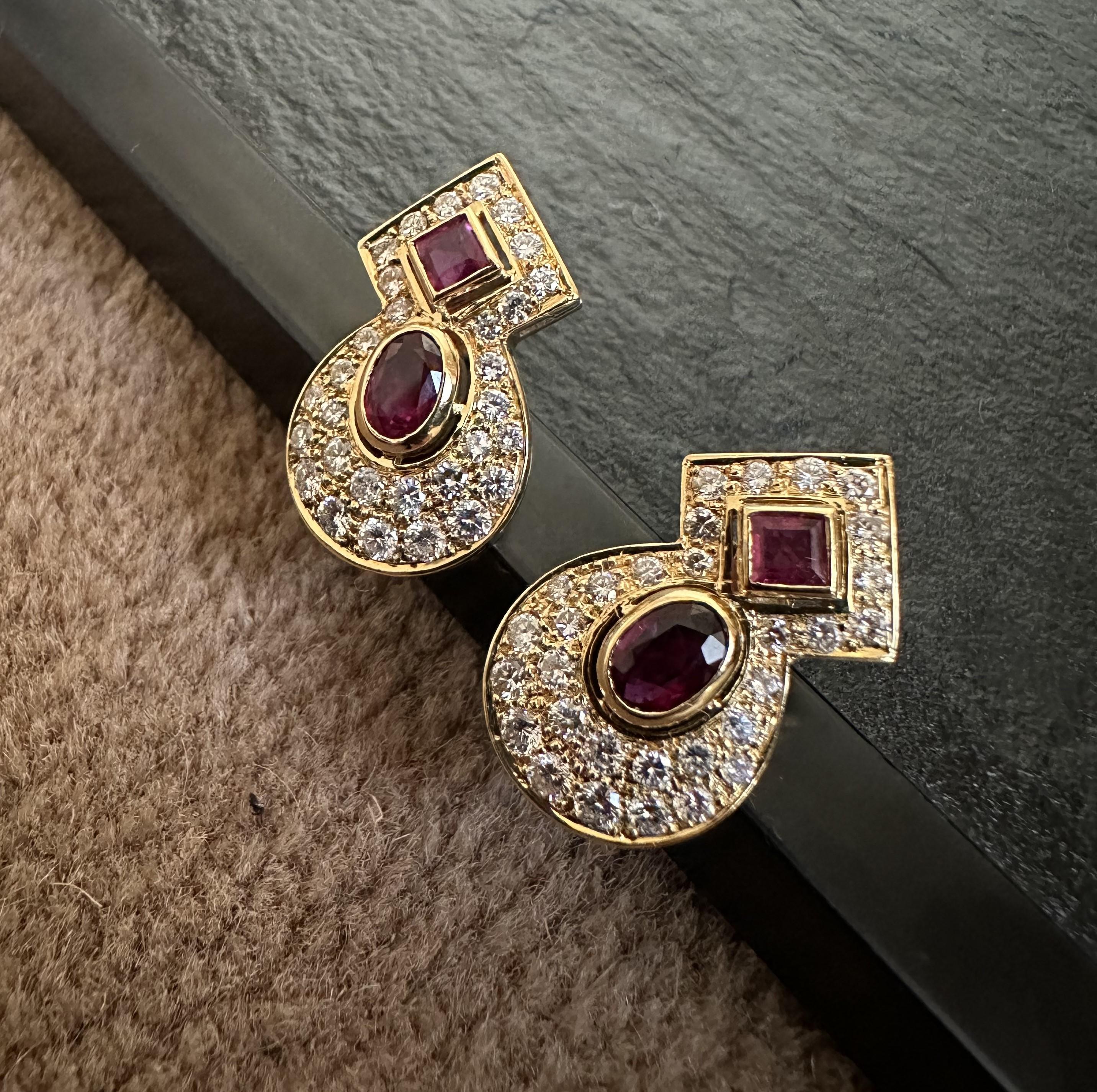 Contemporain Boucles d'oreilles vintage en or jaune avec rubis et diamants en vente
