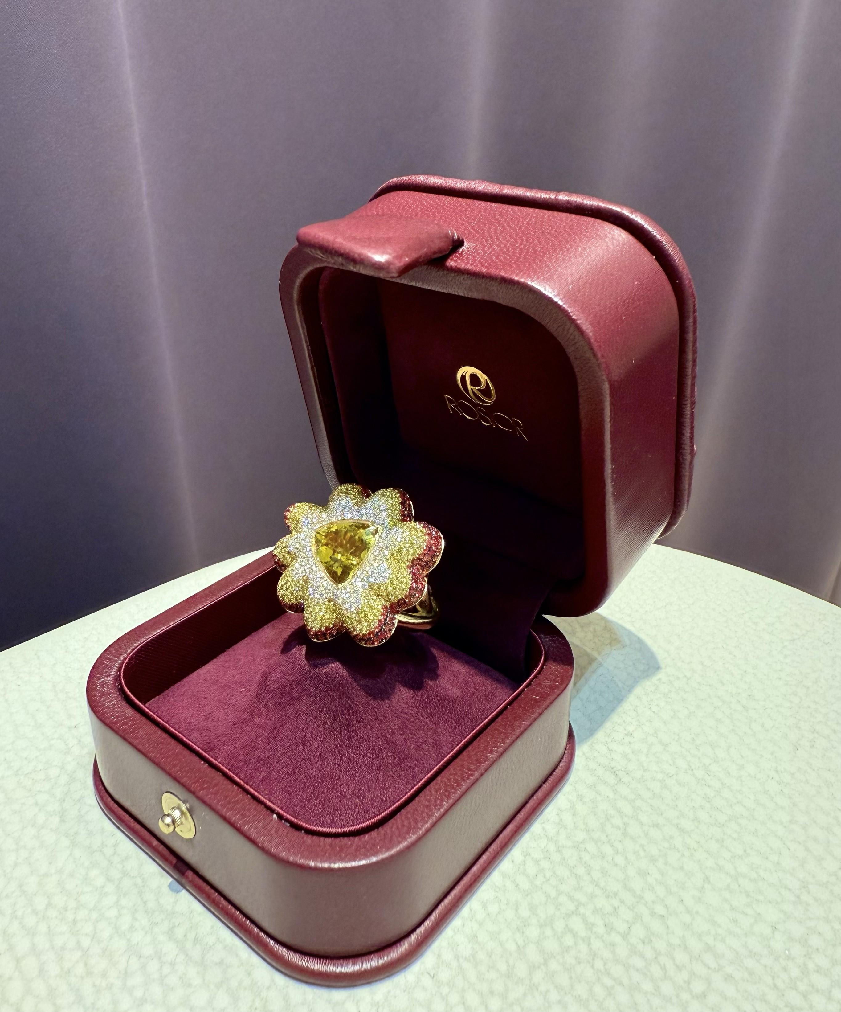 Rosior Anillo de Cóctel de Turmalina Amarilla, Diamante y Zafiro engastado en Oro Amarillo Corte trillion en venta