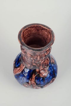 Roskilde Lervarefabrik. Vaso in ceramica con smalto marrone e blu. Anni '20-'30.