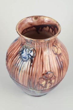 Roskilde Lervarefabrik. Grande vaso in ceramica con rilievi floreali, anni '20/'30.