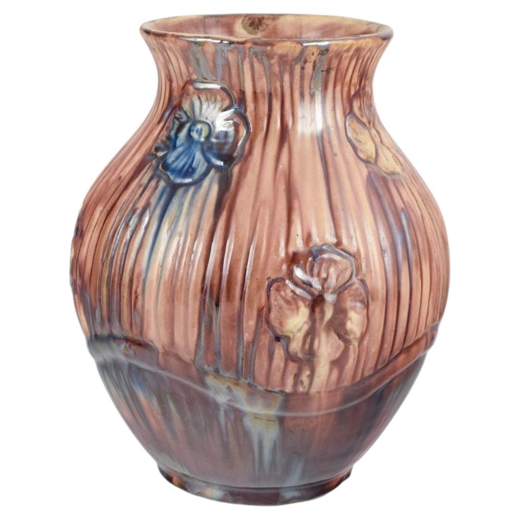 Roskilde Lervarefabrik. Große Keramikvase mit floralen Reliefs, 1920/30er Jahre. im Angebot