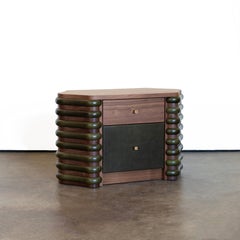 Comodino moderno o tavolino Roslin rivestito in pelle e legno massiccio