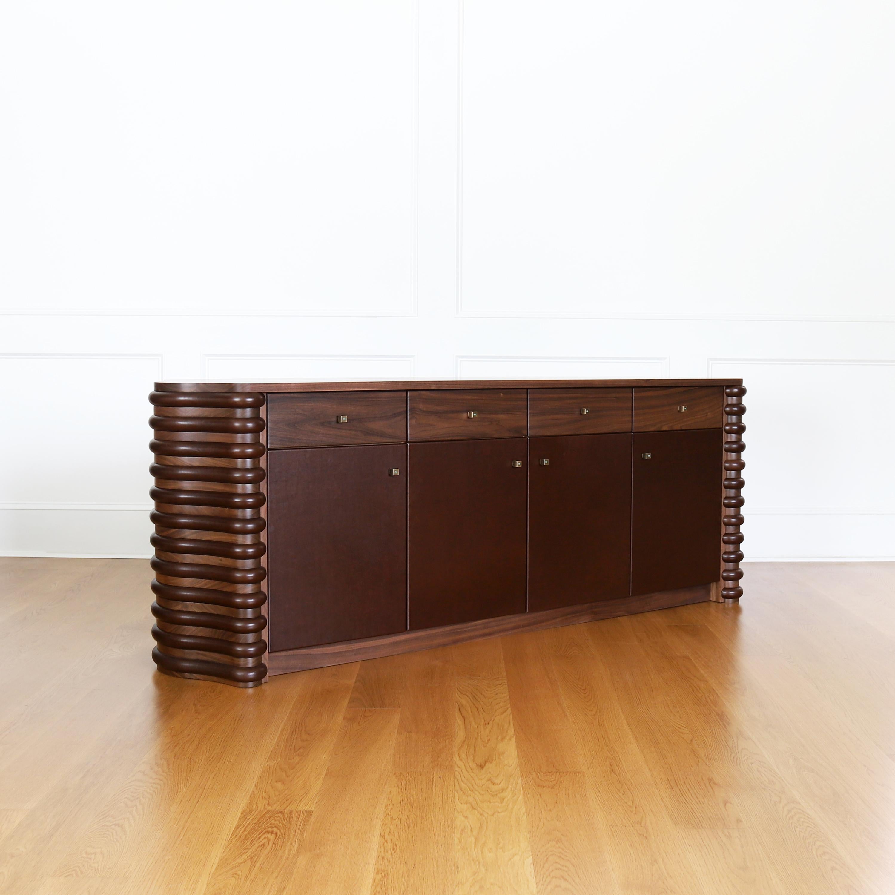 La credenza Roslin di Crump and Kwash 

Struttura in legno massiccio e laminato / finitura acrilica a basso contenuto di VOC / ante rivestite in pelle proveniente da fonti sostenibili / guide per cassetti ad estrazione totale con chiusura