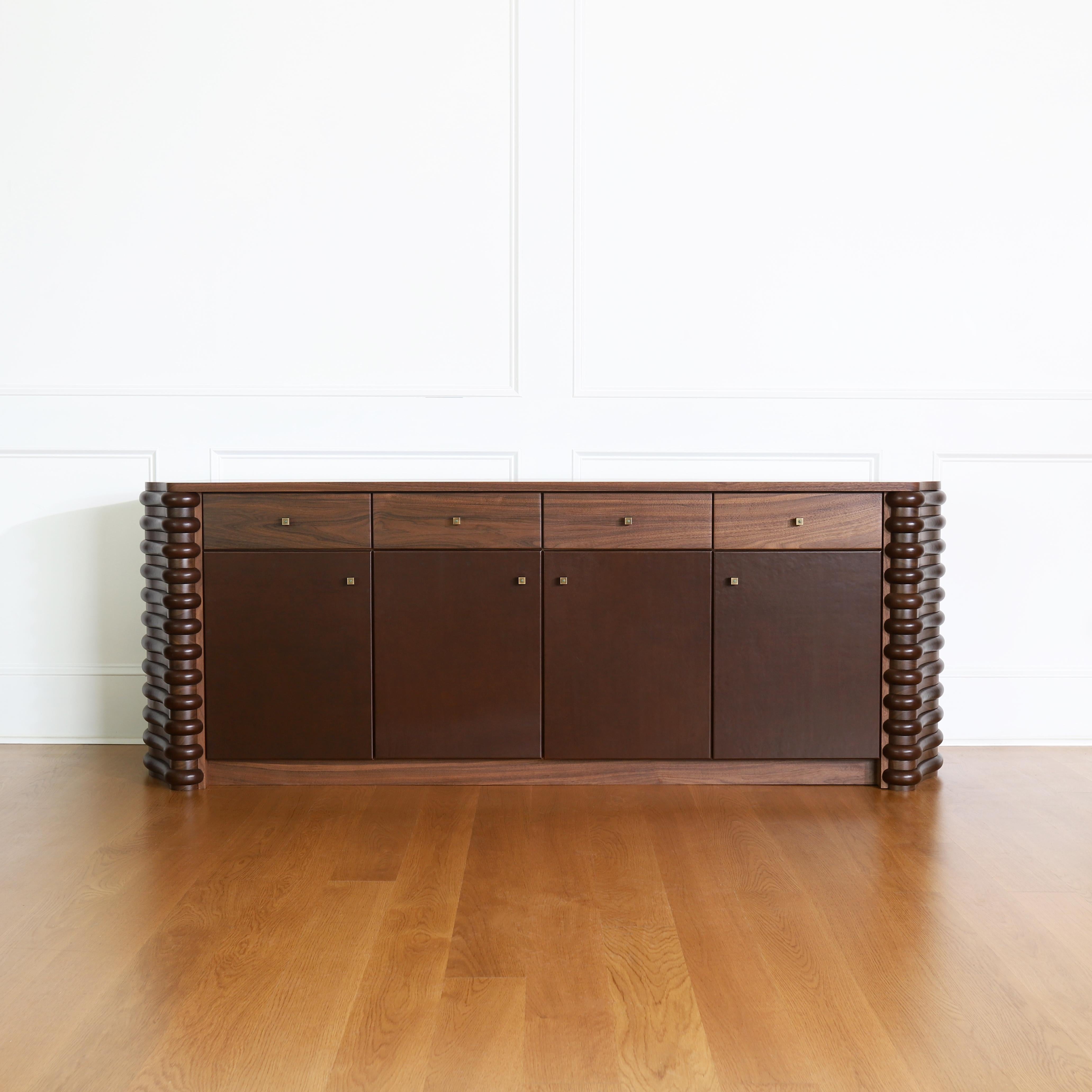 Americano Credenza e credenza Roslin rivestita in pelle di Crump and Kwash in vendita