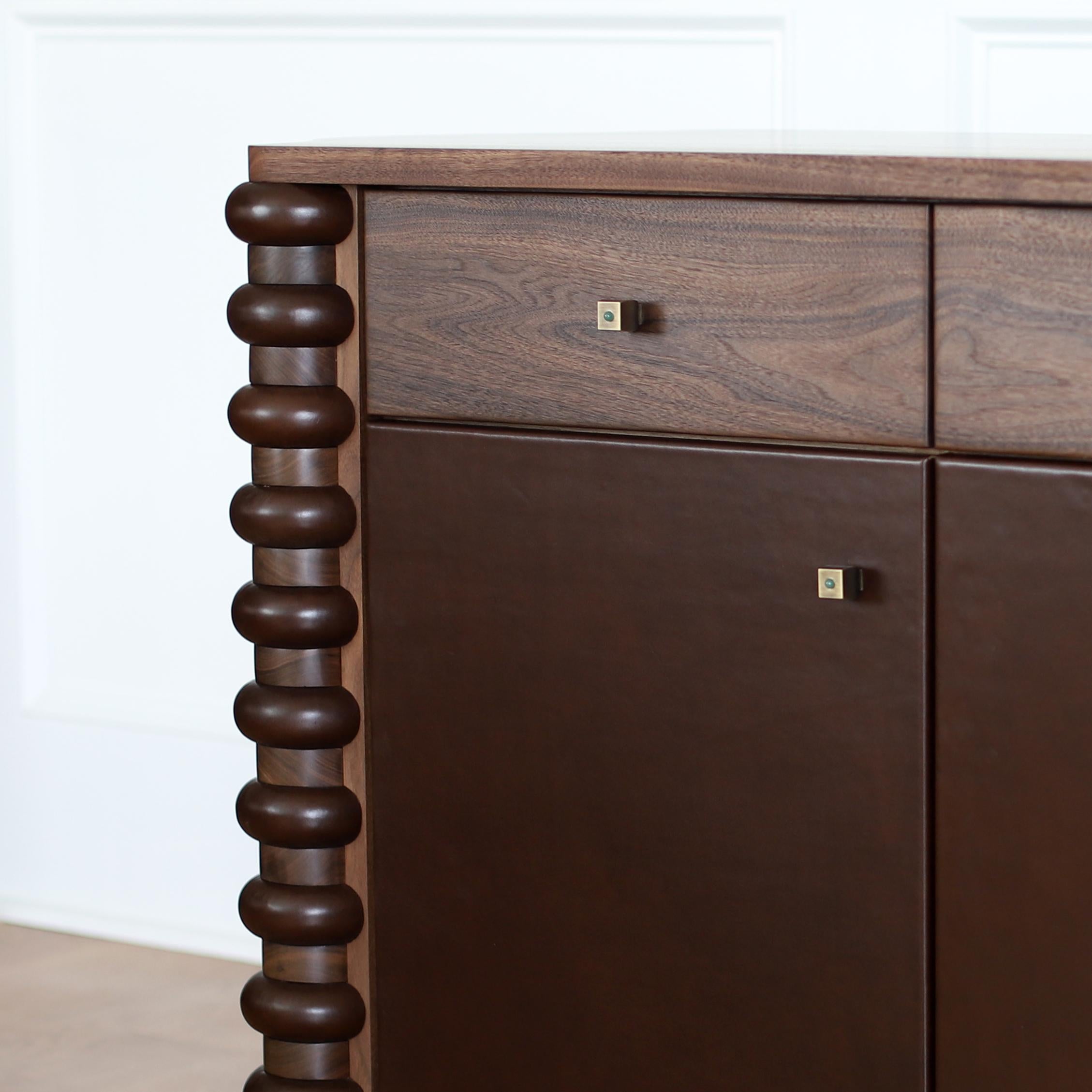 Annerito Credenza e credenza Roslin rivestita in pelle di Crump and Kwash in vendita