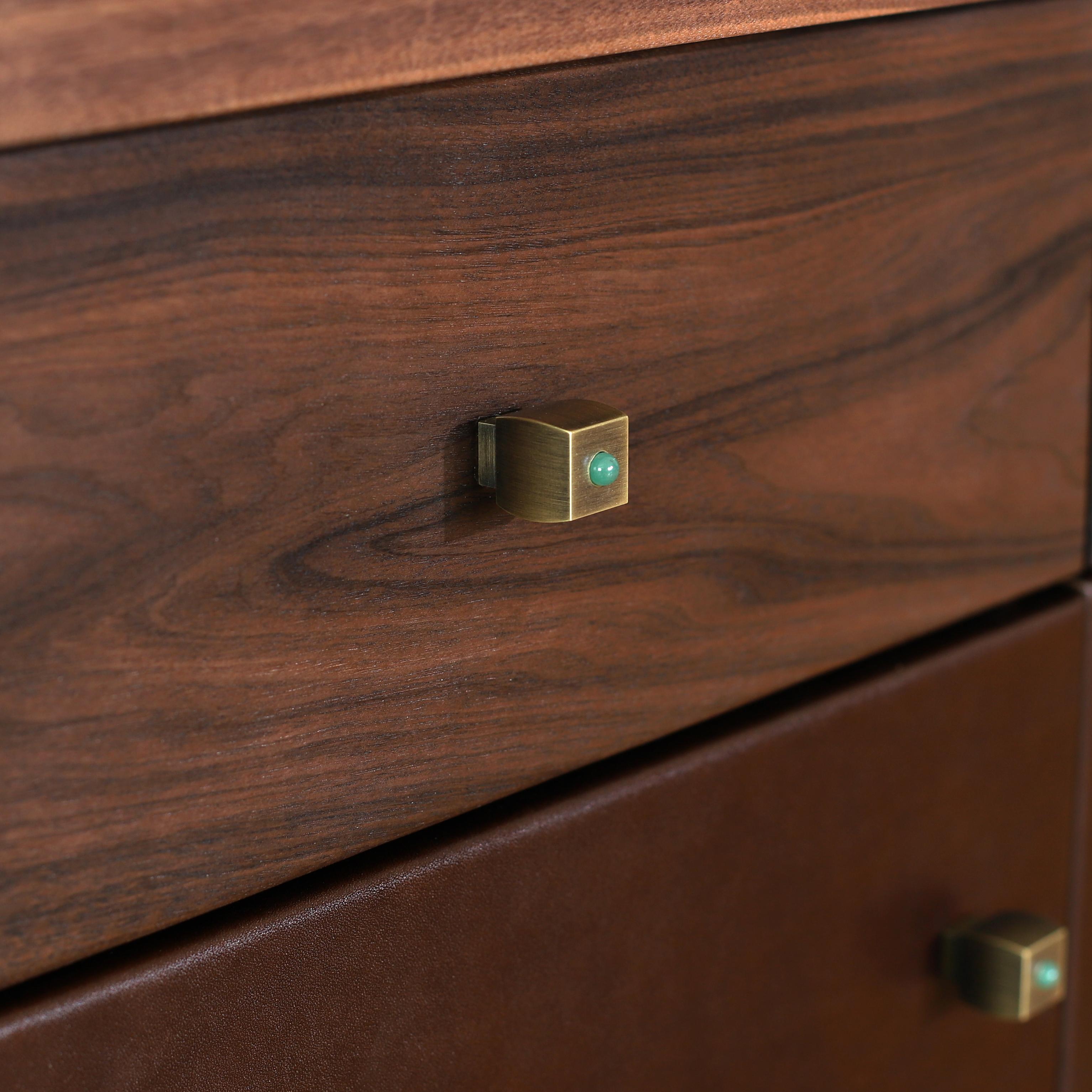 Pelle Credenza e credenza Roslin rivestita in pelle di Crump and Kwash in vendita