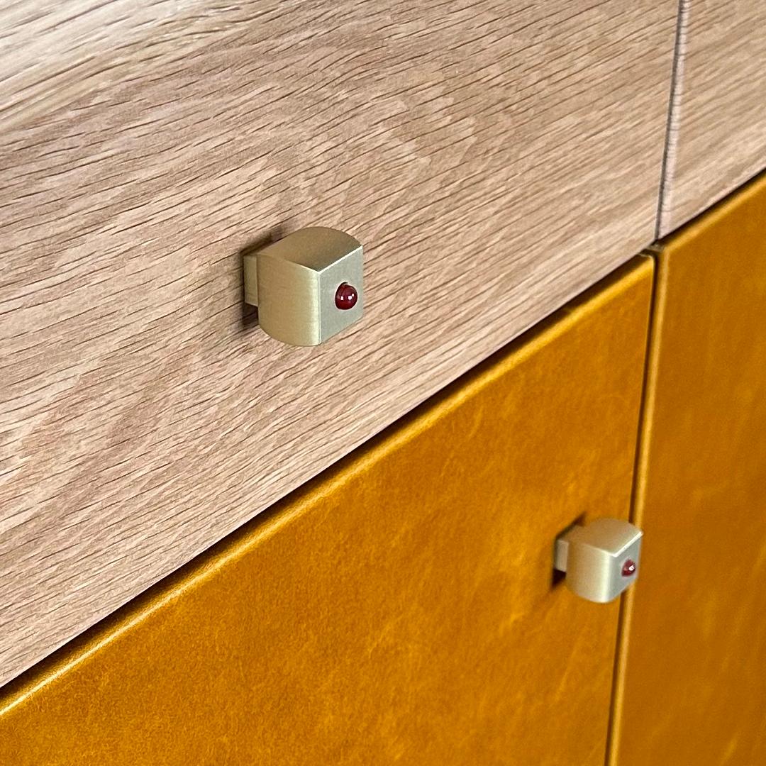 Credenza e credenza Roslin rivestita in pelle di Crump and Kwash in vendita 1
