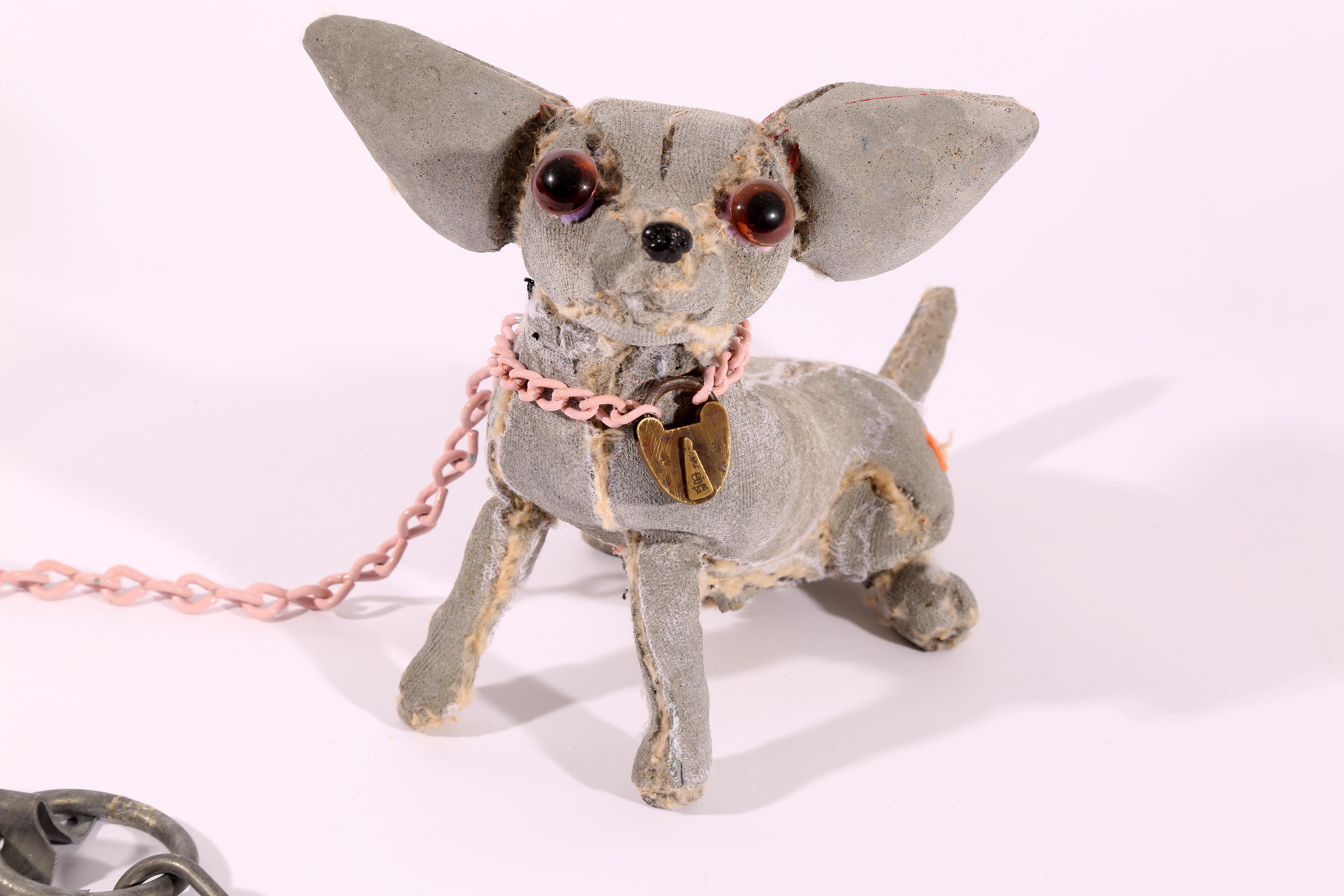 Chihuahua avec chaîne rose  - Sculpture de Ross Bonfanti