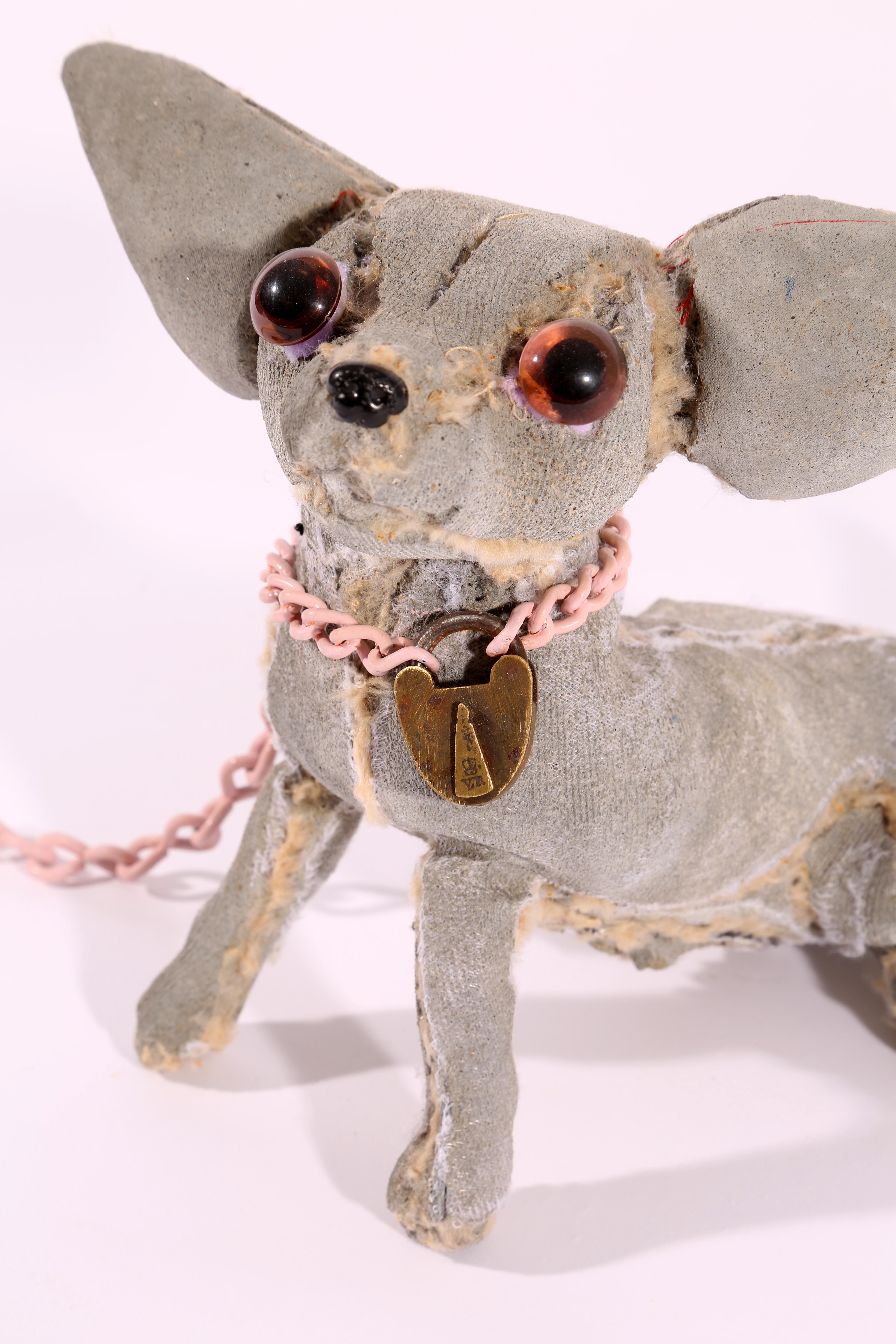 Chihuahua avec chaîne rose  - Pop Art Sculpture par Ross Bonfanti