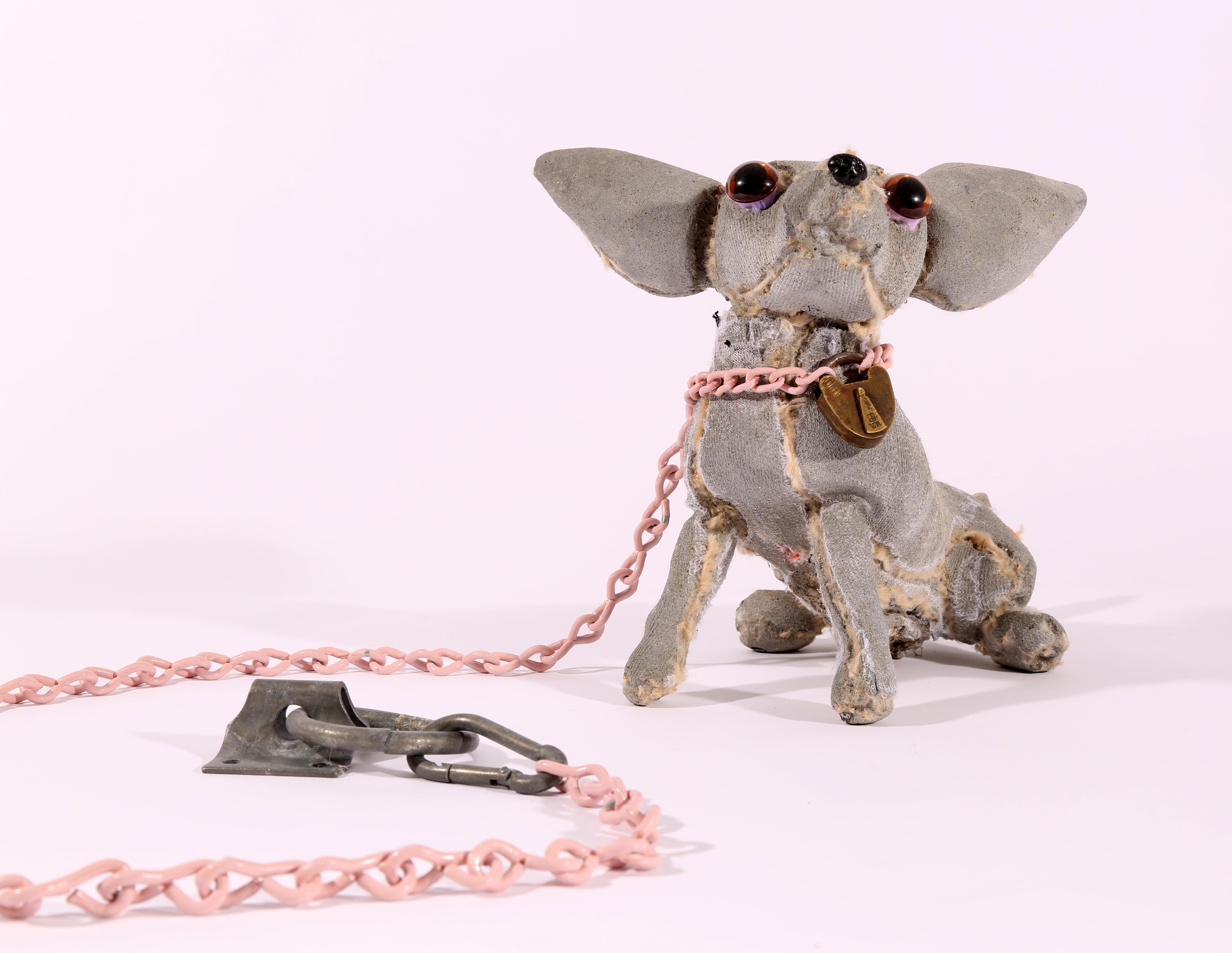 Chihuahua avec chaîne rose  - Gris Figurative Sculpture par Ross Bonfanti
