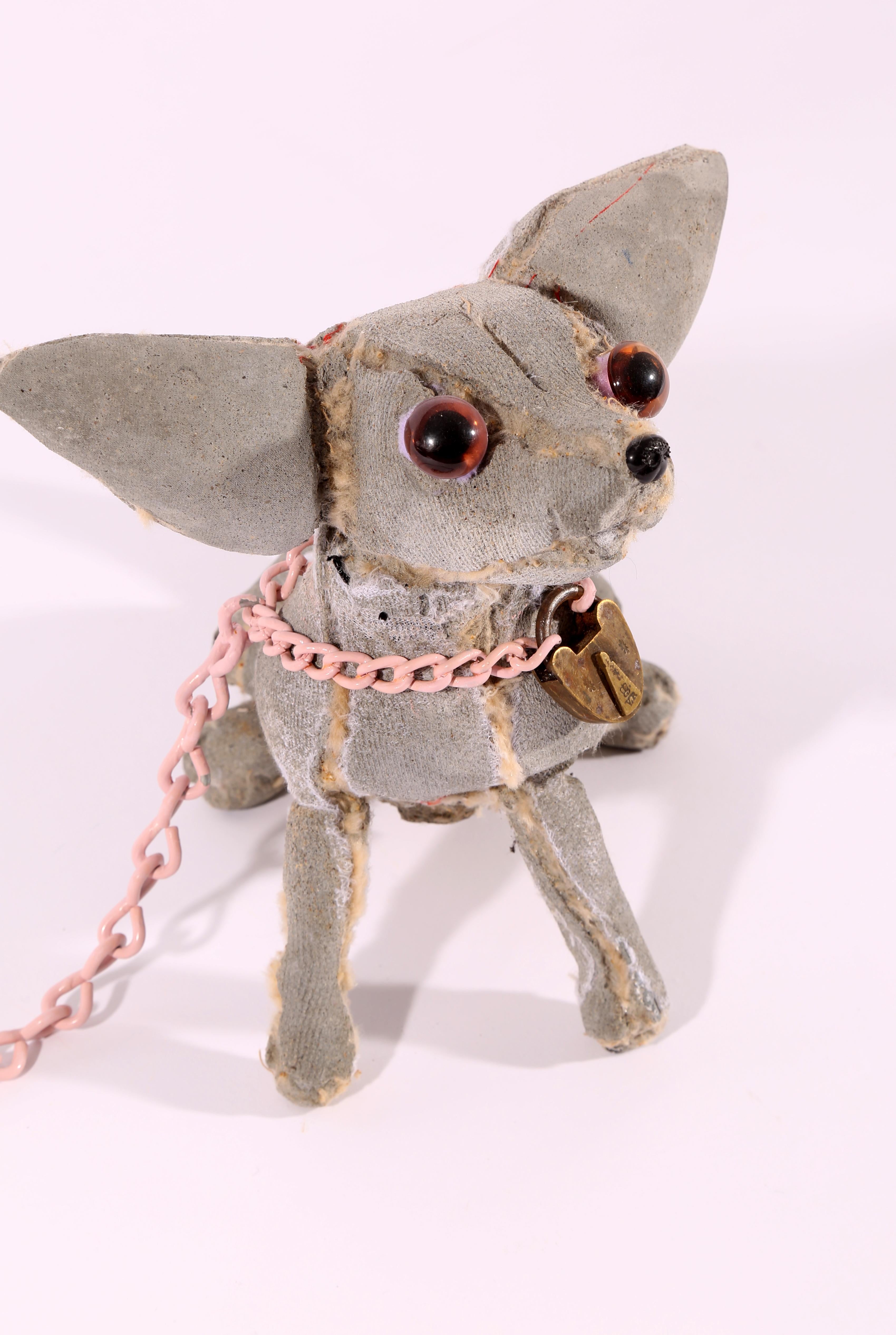 Chihuahua avec chaîne rose  en vente 1