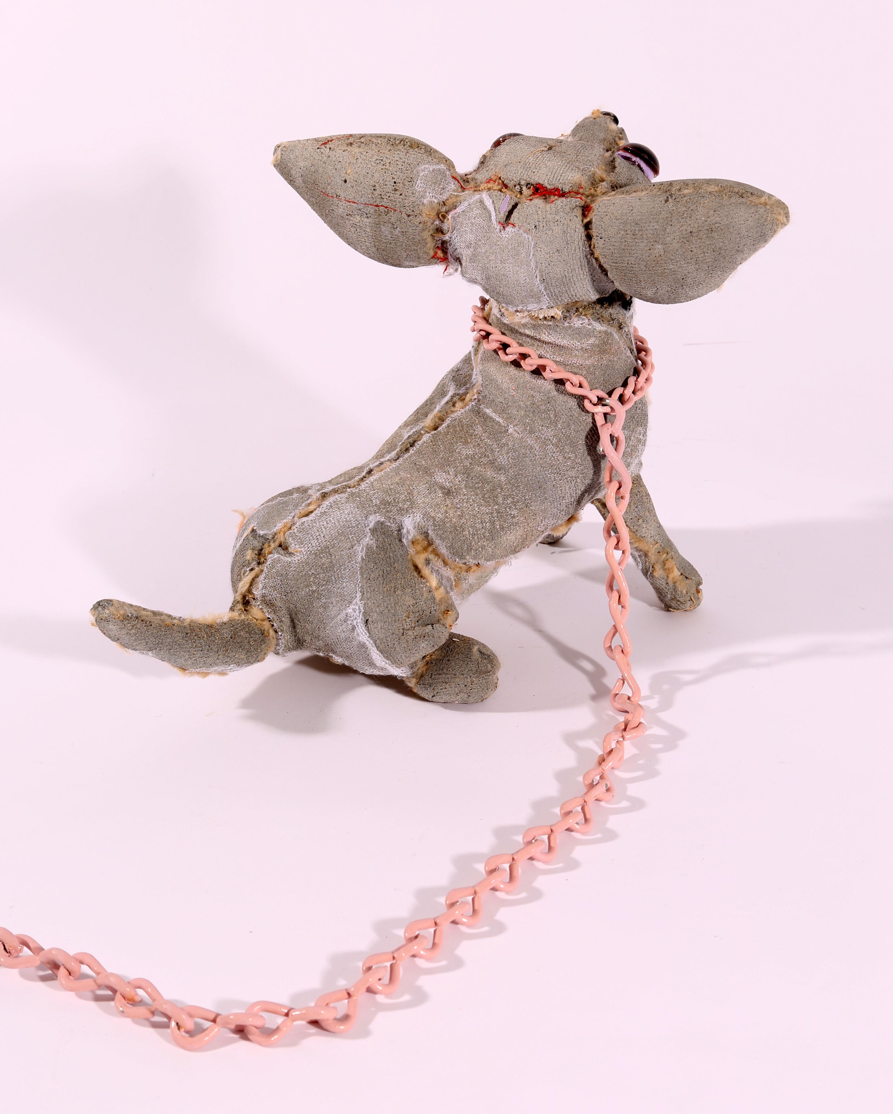 Chihuahua avec chaîne rose  en vente 3