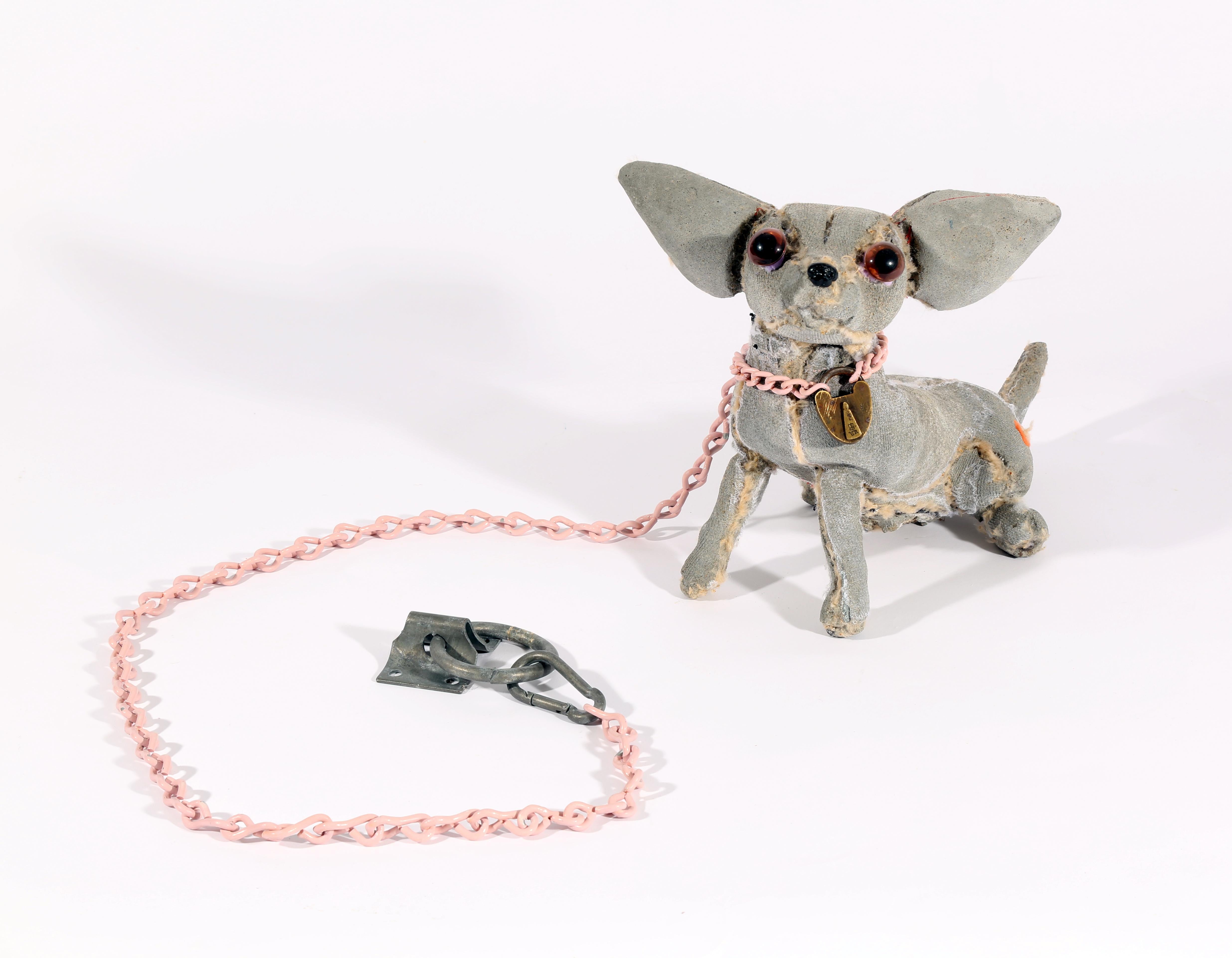 Figurative Sculpture Ross Bonfanti - Chihuahua avec chaîne rose 