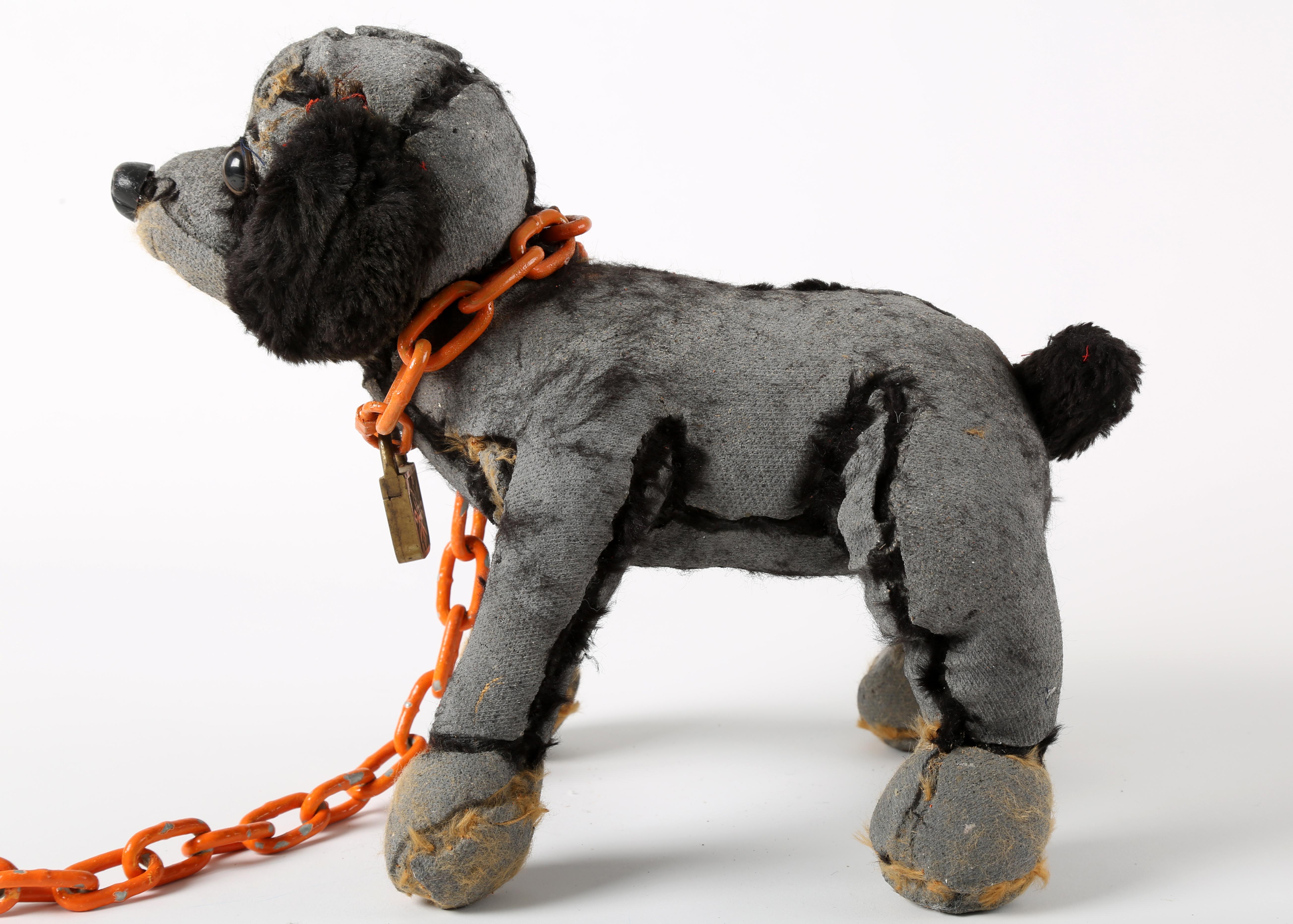 Anmutig mit orangefarbener Kette – Sculpture von Ross Bonfanti