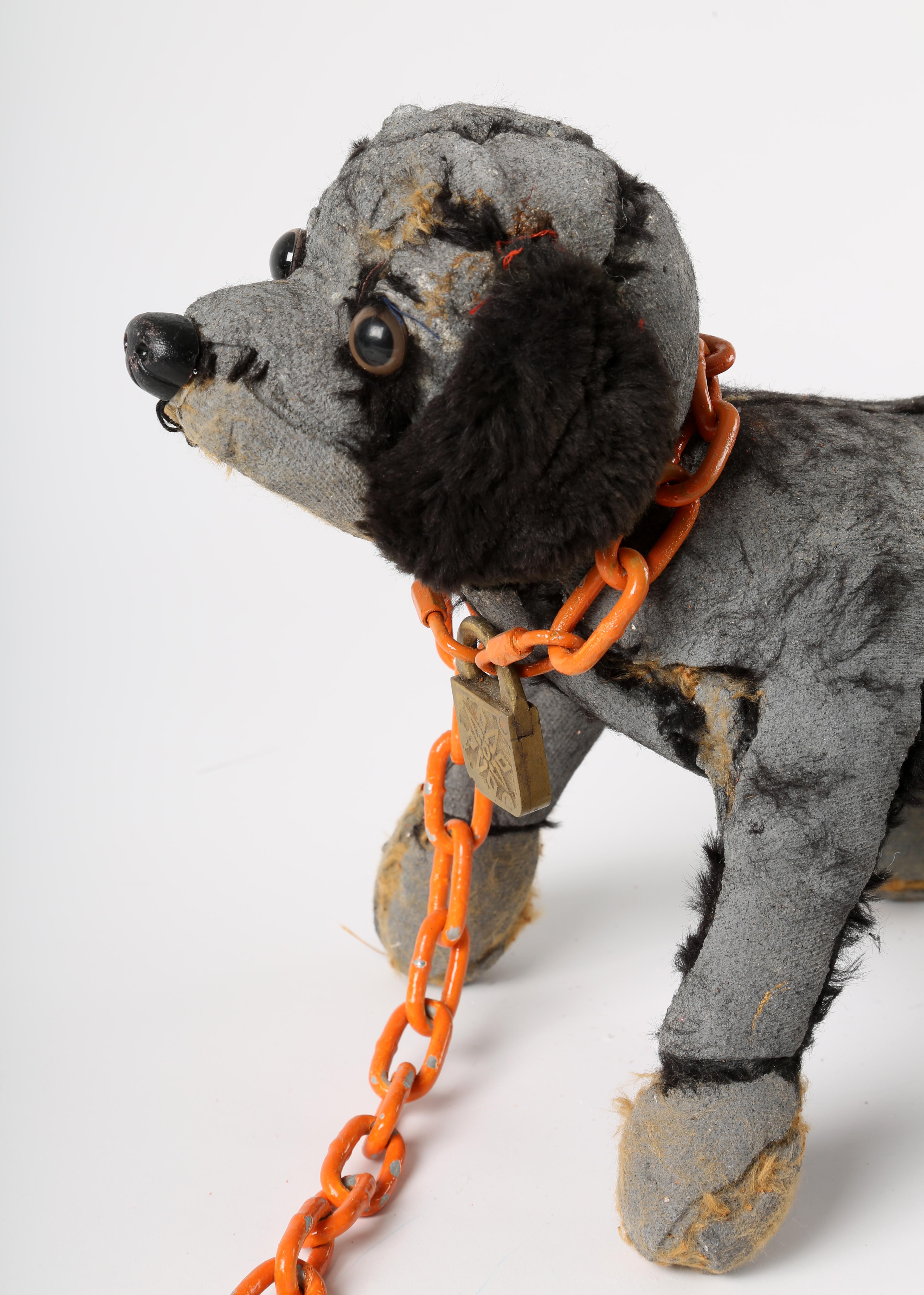 Ross Bonfanti
Rutty mit orangefarbener Kette, 2015
Beton, Mischtechnik
11 x 14 x 8 1/4 Zoll  (27,9 x 35,6 x 21 cm)