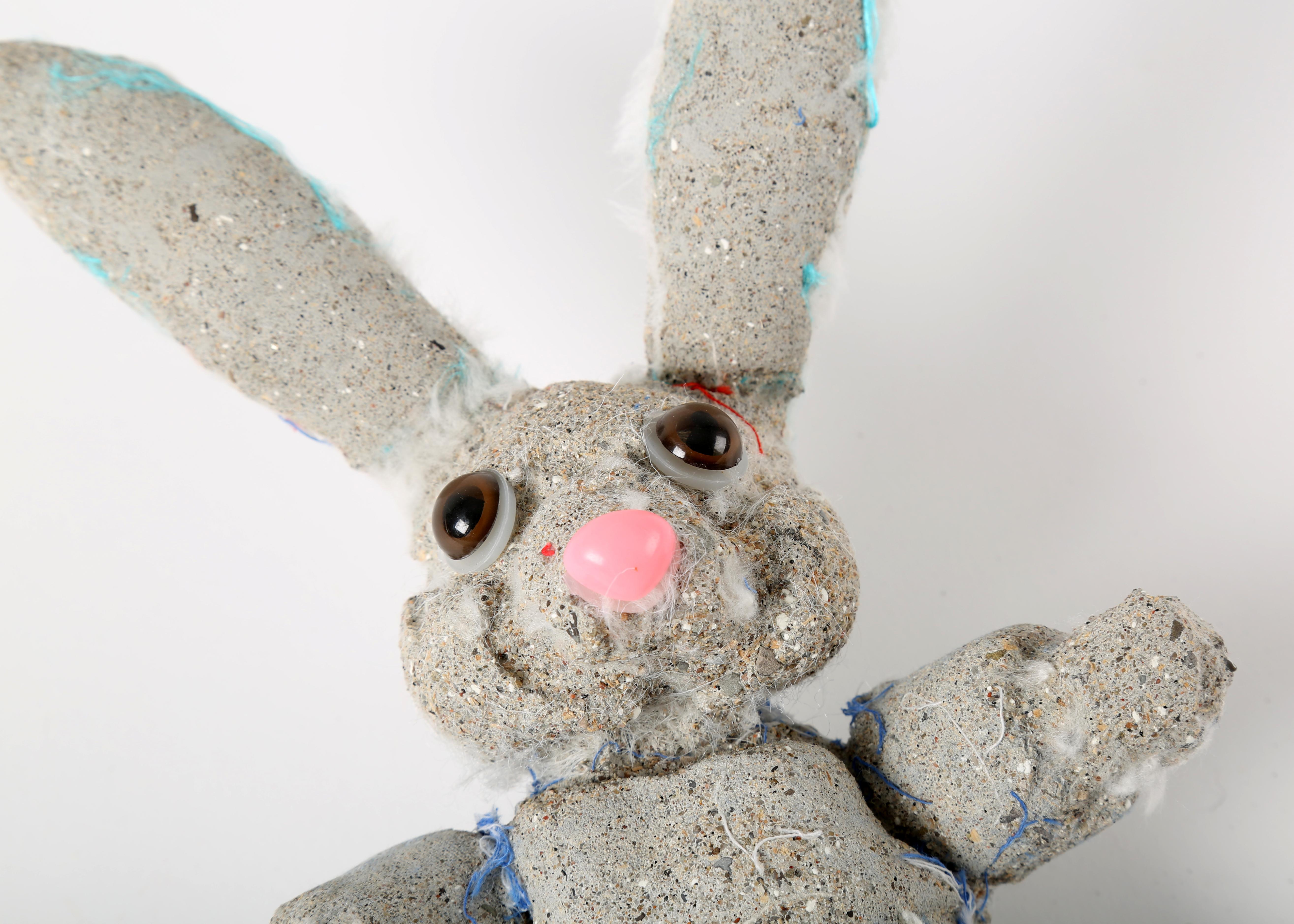 Ross Bonfanti
Threads bunny, 2015
Concrete, mixed media
10 1/4 x 5 1/4 x 2 3/4 inches  (26 x 13.3 x 7 cm)