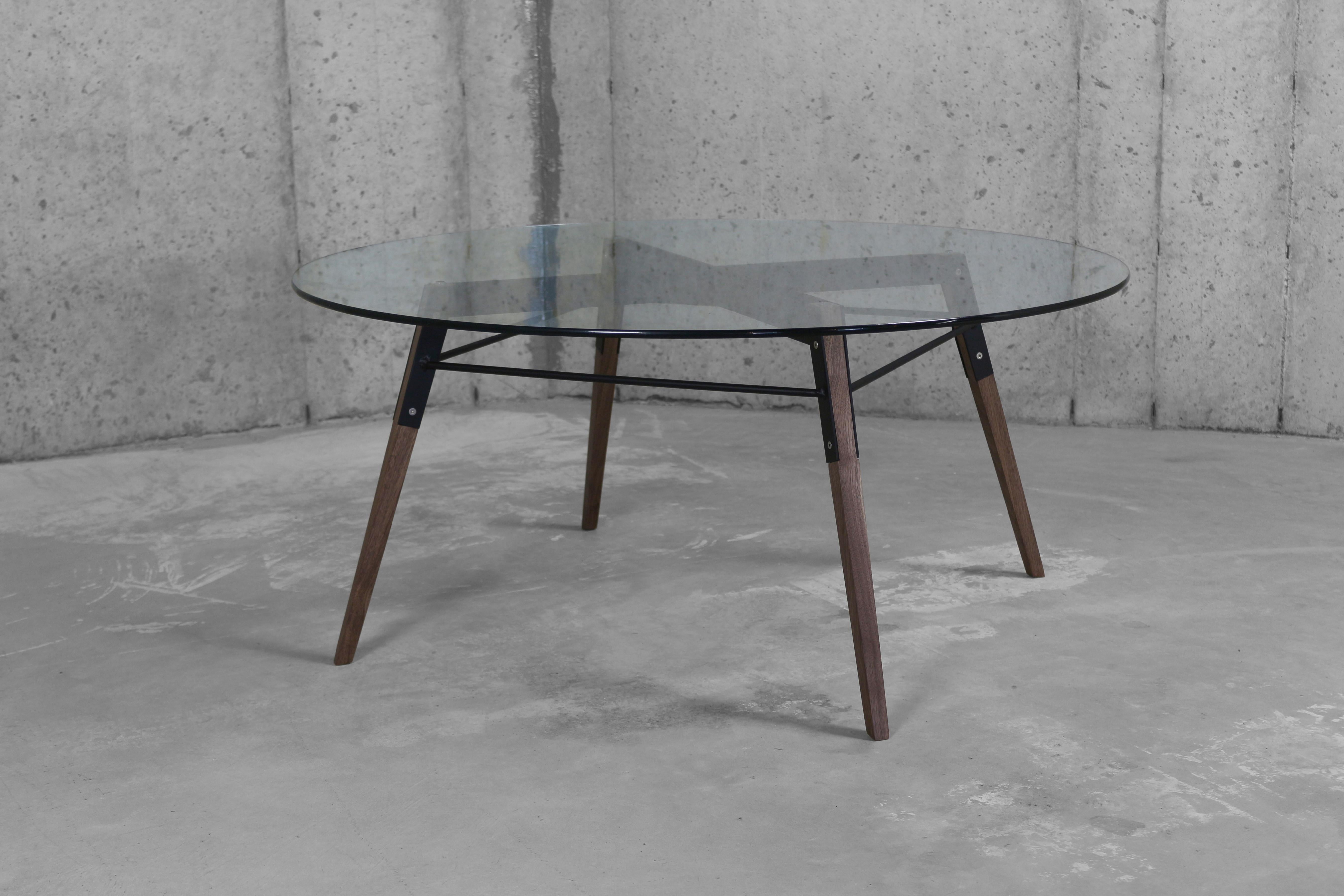 Poudré Table basse en verre transparent Ross, noyer et noir en vente