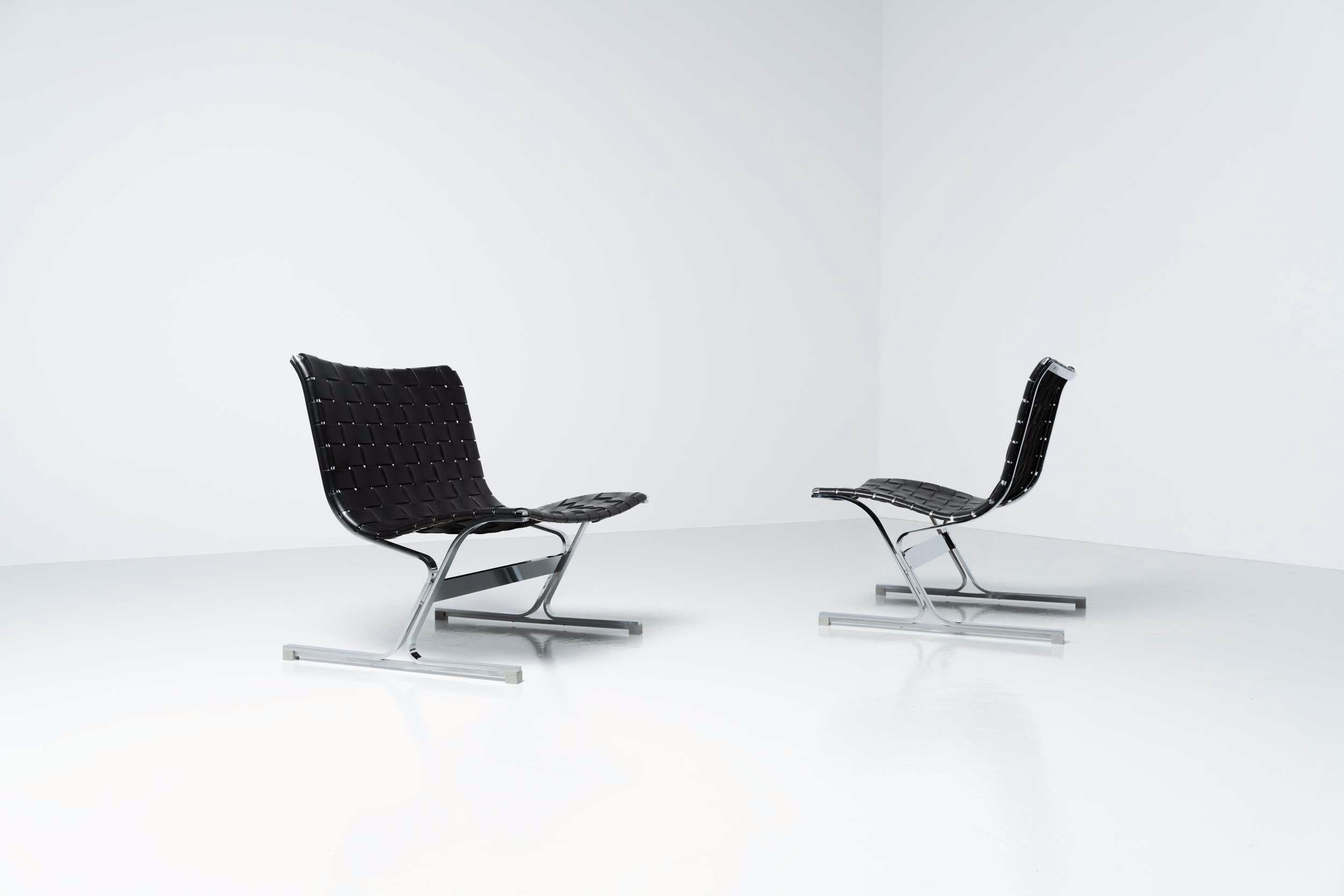 Superbe paire de chaises longues Luar conçues par Ross Littel et fabriquées par ICF de Padova, Italie 1965. Ces incroyables chaises longues sont faites de cadres en métal massif chromé avec d'étonnantes sangles en cuir noir qui sont toujours