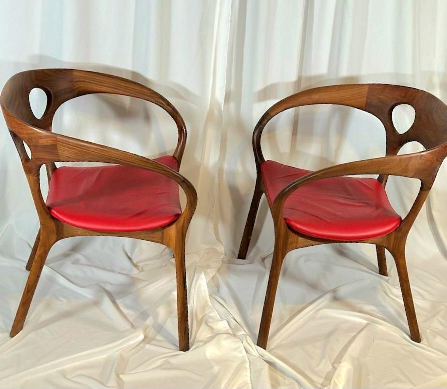 Ross Lovegrove für Bernhardt: Anne-Stühle aus Nussbaumholz und Leder, Paar  im Zustand „Gut“ im Angebot in Waxahachie, TX