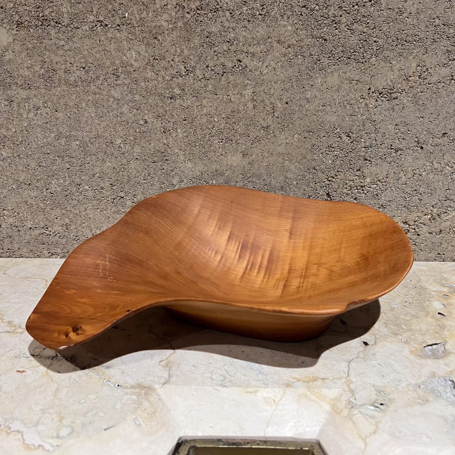 AMBIANIC presenta
Ross Manderson Dargaville NZ
Ciotola Freeform Organica Moderna
Legno lavorato a mano e firmato dall'artista
3 H. x 10,5 L. x 9 D.
Usato d'epoca
Vedi tutte le immagini per i dettagli