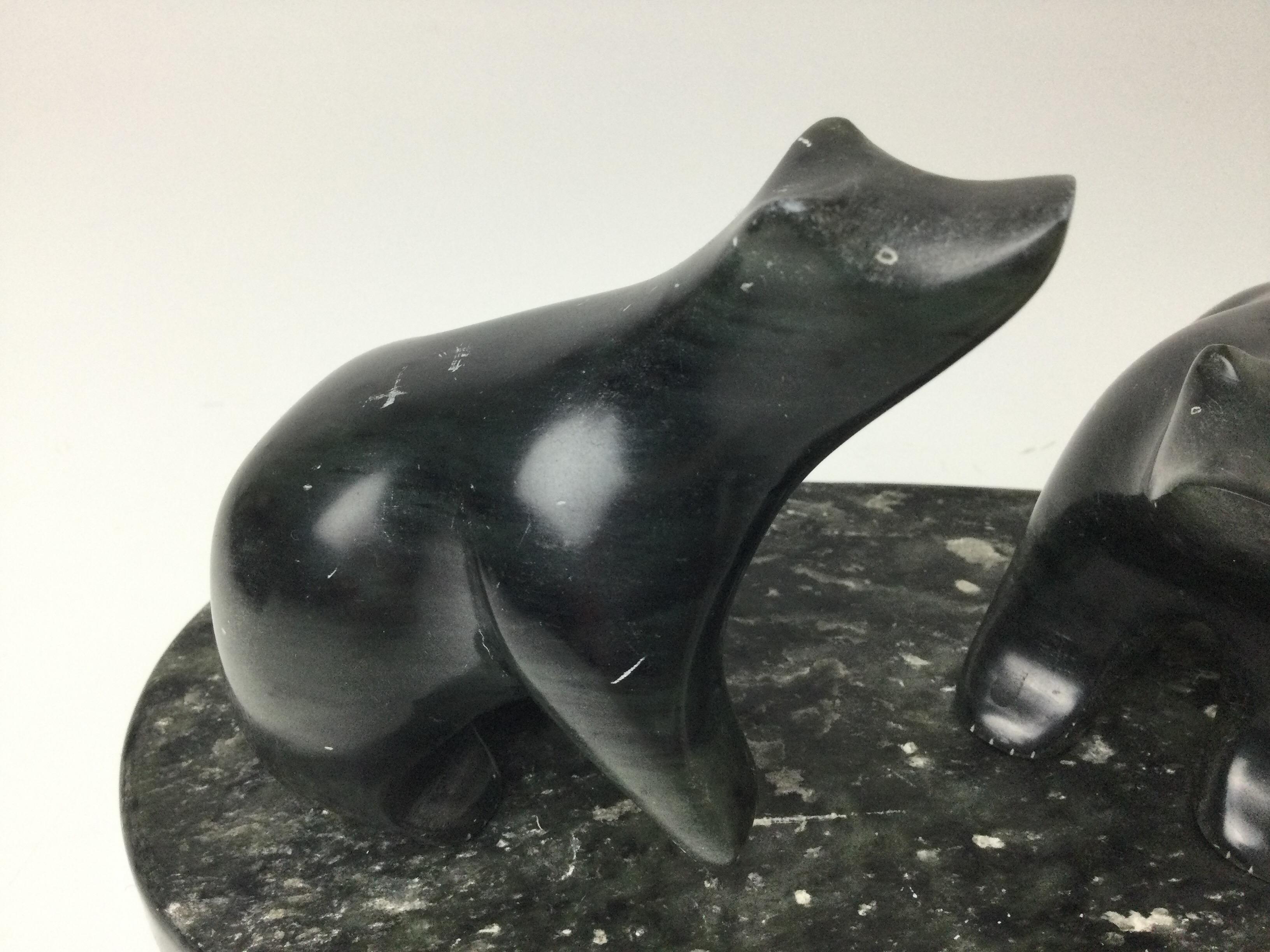 Ross Parkinson Eskimo Inuit Stone Art Skulptur von 2 Bären (Stein) im Angebot