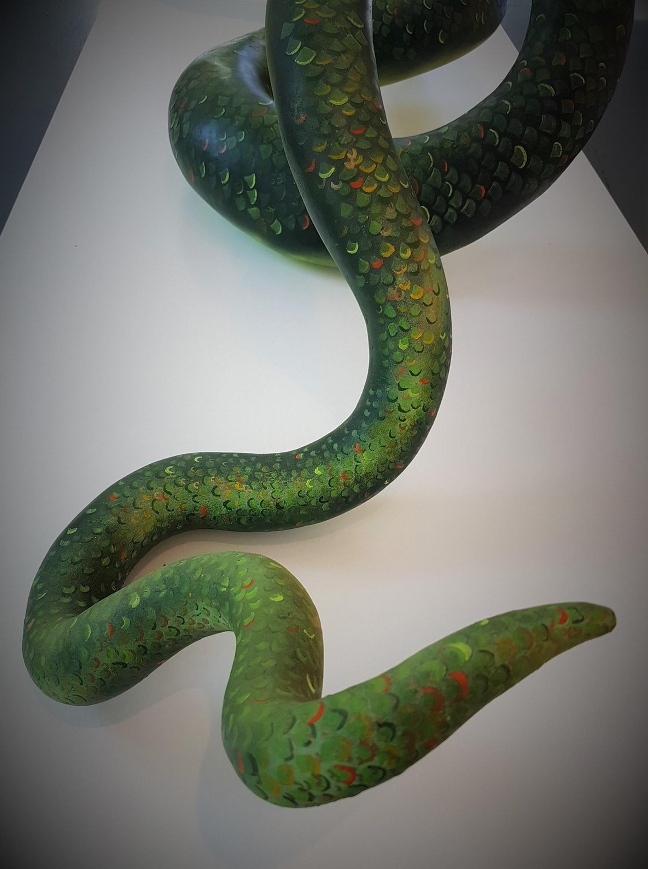 Ross Redmon
Titolo: Serpente
Ceramica, Superfici post-fuoco 
Anno: 2014
Dimensioni: 84 x 26 x 19 pollici
Firmato
Il COA ha fornito

Ross Redmon è un artista di Kansas City, originario di Greer, nella Carolina del Sud.  Dopo aver completato i suoi