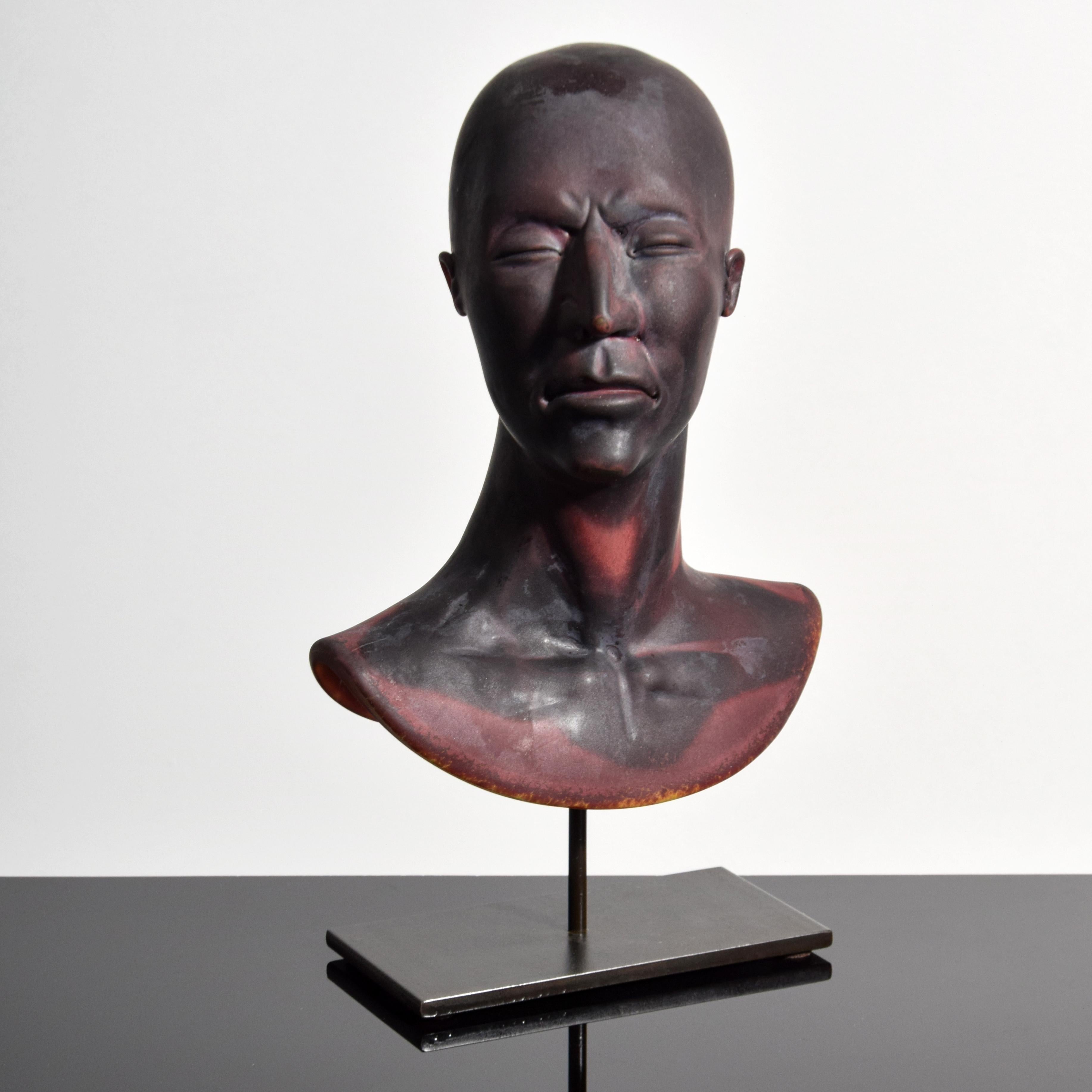 Artistics/Designer ; Fabricant : Ross Richmond (né en 1971)
Marquage(s) ; notes : signé ; 2007
Pays d'origine ; matériaux : Américain ; verre soufflé et sculpté à chaud, métal (support)
Dimensions (H, L, P) : 12,25 "h, 7,25 "l, 5 "p
Informations
