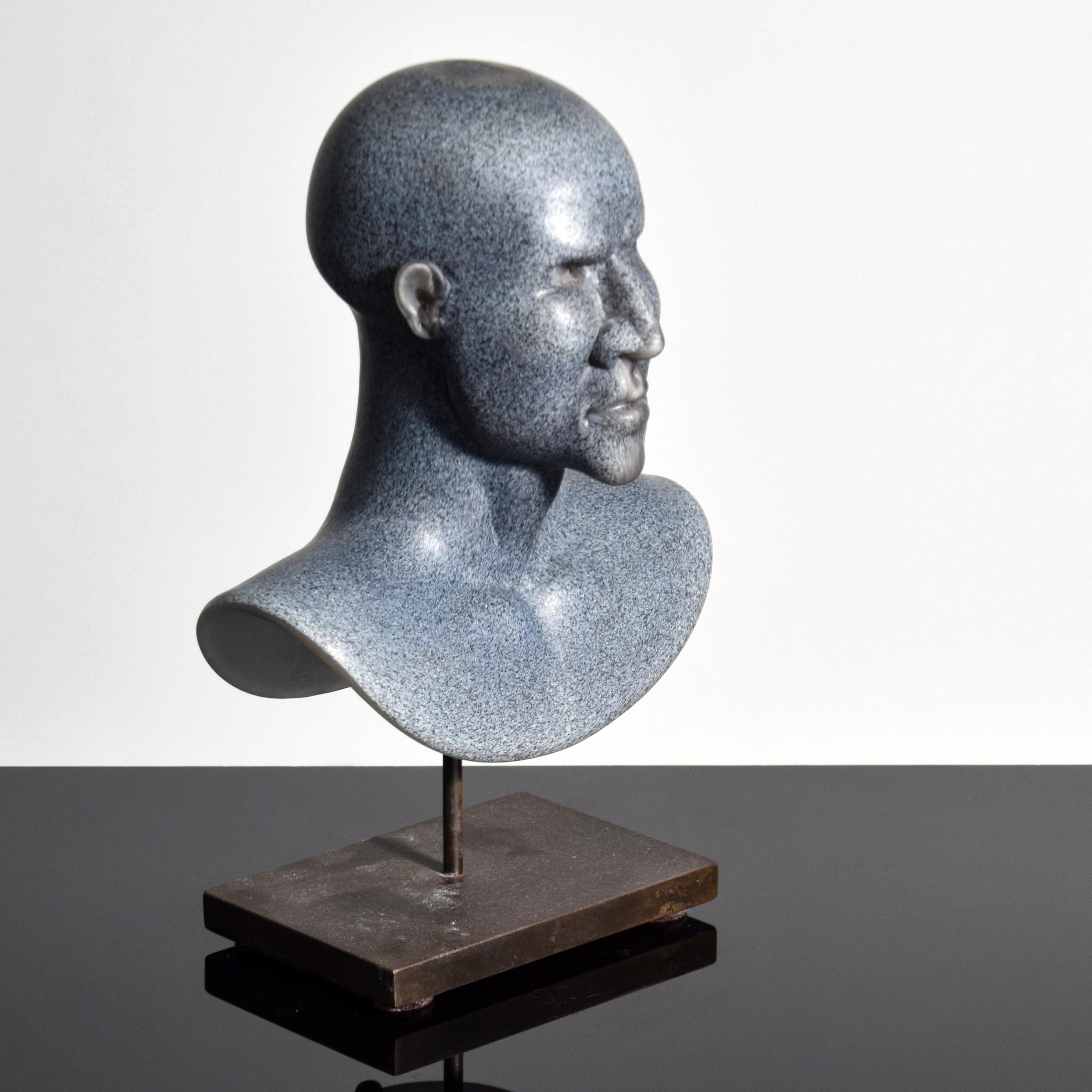 Artista/Designer; Produttore:  Ross Richmond (nato nel 1971) 
Marcatura(e); note: nessuna marcatura(e) evidente(i)
Paese d'origine; materiali: USA; vetro soffiato e scolpito a caldo, metallo (supporto)
Dimensioni: 10,75″h, 7,25″w, 5″d su