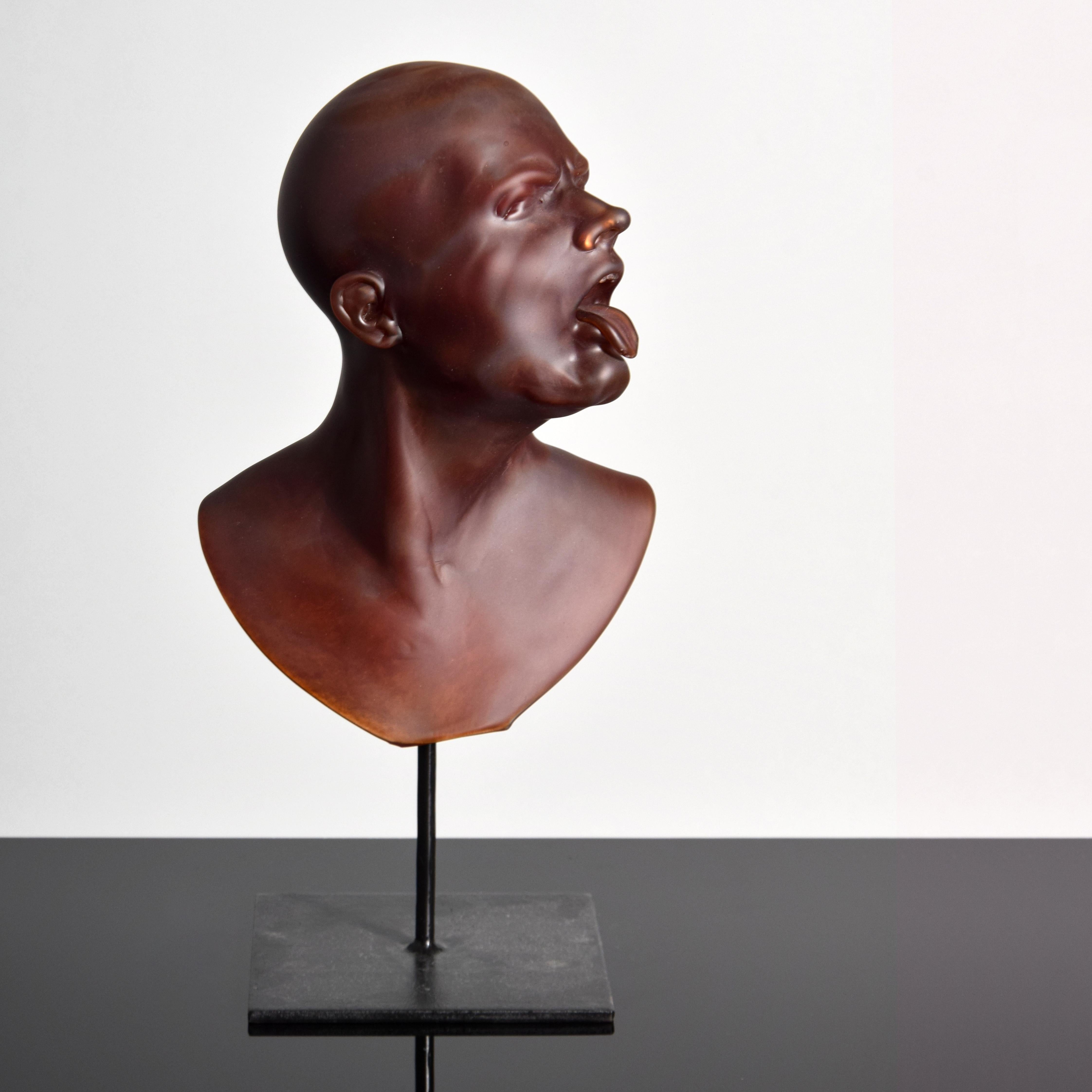 Artista/Diseñador; Fabricante: Ross Richmond (n. 1971)
Marca(s); notas: no hay marca(s) aparente(s)
País de origen; materiales: EEUU; vidrio soplado y esculpido en caliente, metal (soporte)
Dimensiones: 15,25″al, 8″an, 5,5″d sobre peana
Información