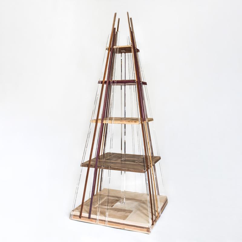 Der Babel Tower III ist ein interessantes Bücherregal von Hillsideout, das aus verschiedenen handgefertigten Hölzern und transparentem Plexiglas besteht. Es besteht aus fünf Holzregalen, die durch eine zentrale Säule verbunden sind. Durch diese