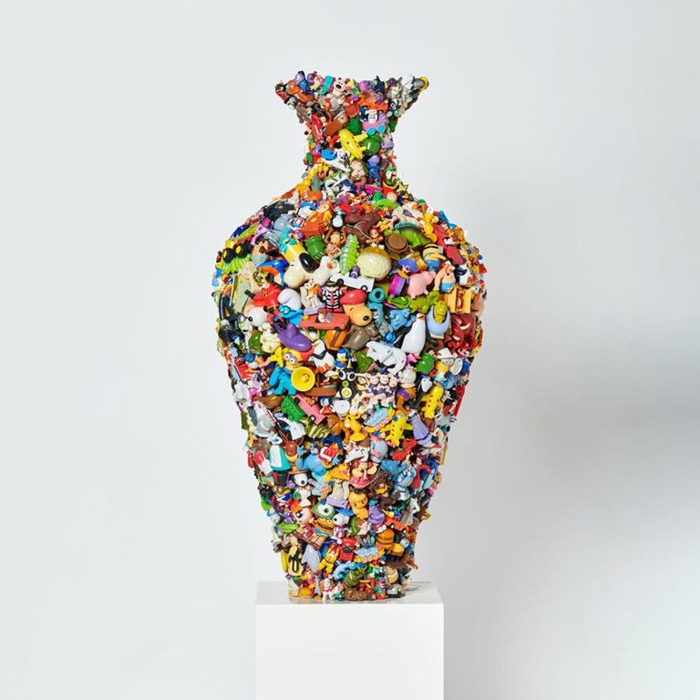 Happy vase is a decorative piece made with hundreds of iconic figures from the past. Happy vase is part of the ‘Cherished’ collection, Diederik Schneemann’s latest project revolving around the concept of collecting. In search of new interesting
