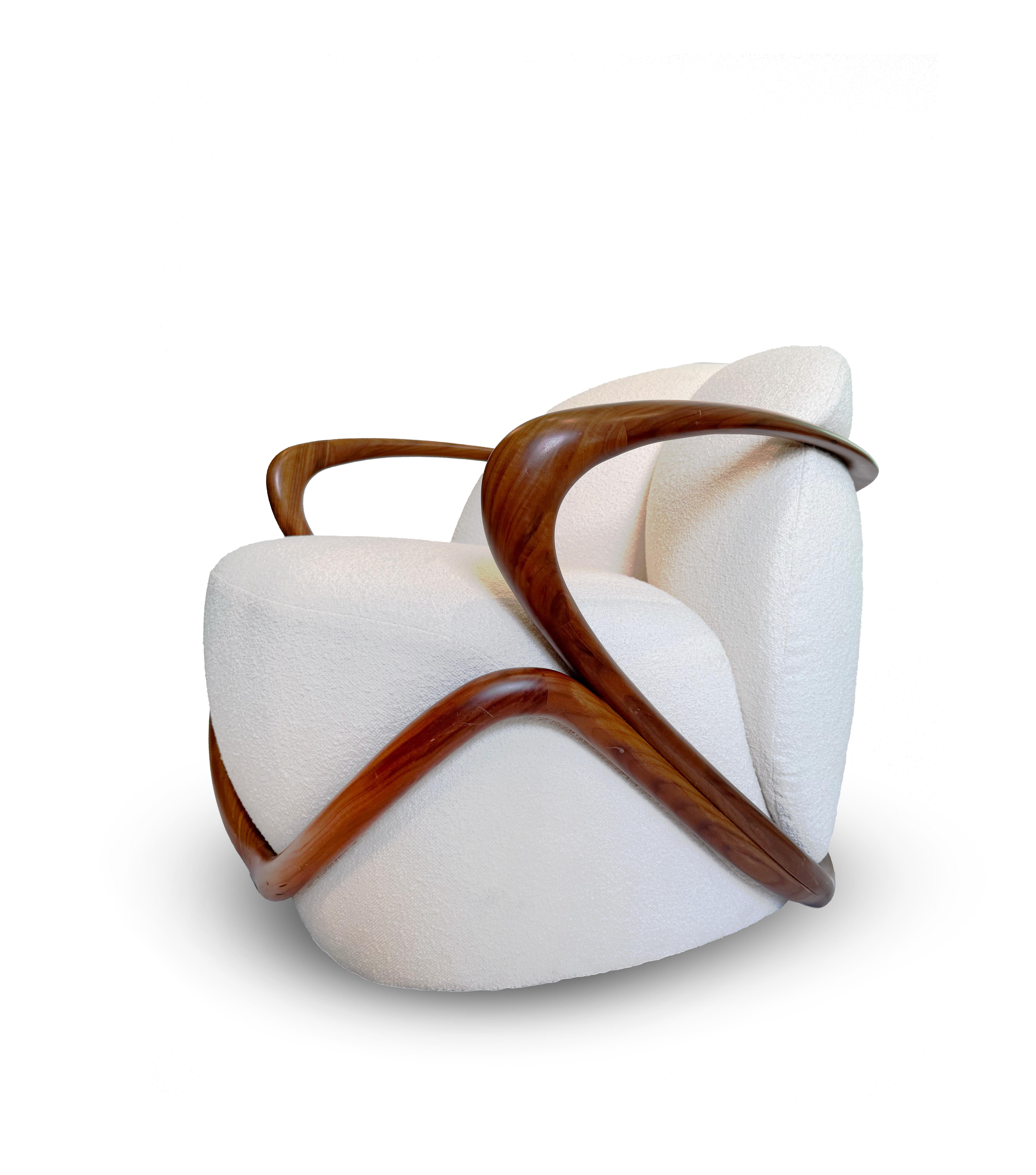 Disegnata da Rossella Pugliatti nel 2013, la bellissima poltrona 'Hug' (modello n. 69800) è un pezzo scultoreo e invitante che esemplifica l'artigianato italiano e il design contemporaneo. Prodotta da Giorgetti, Italia, la sedia presenta