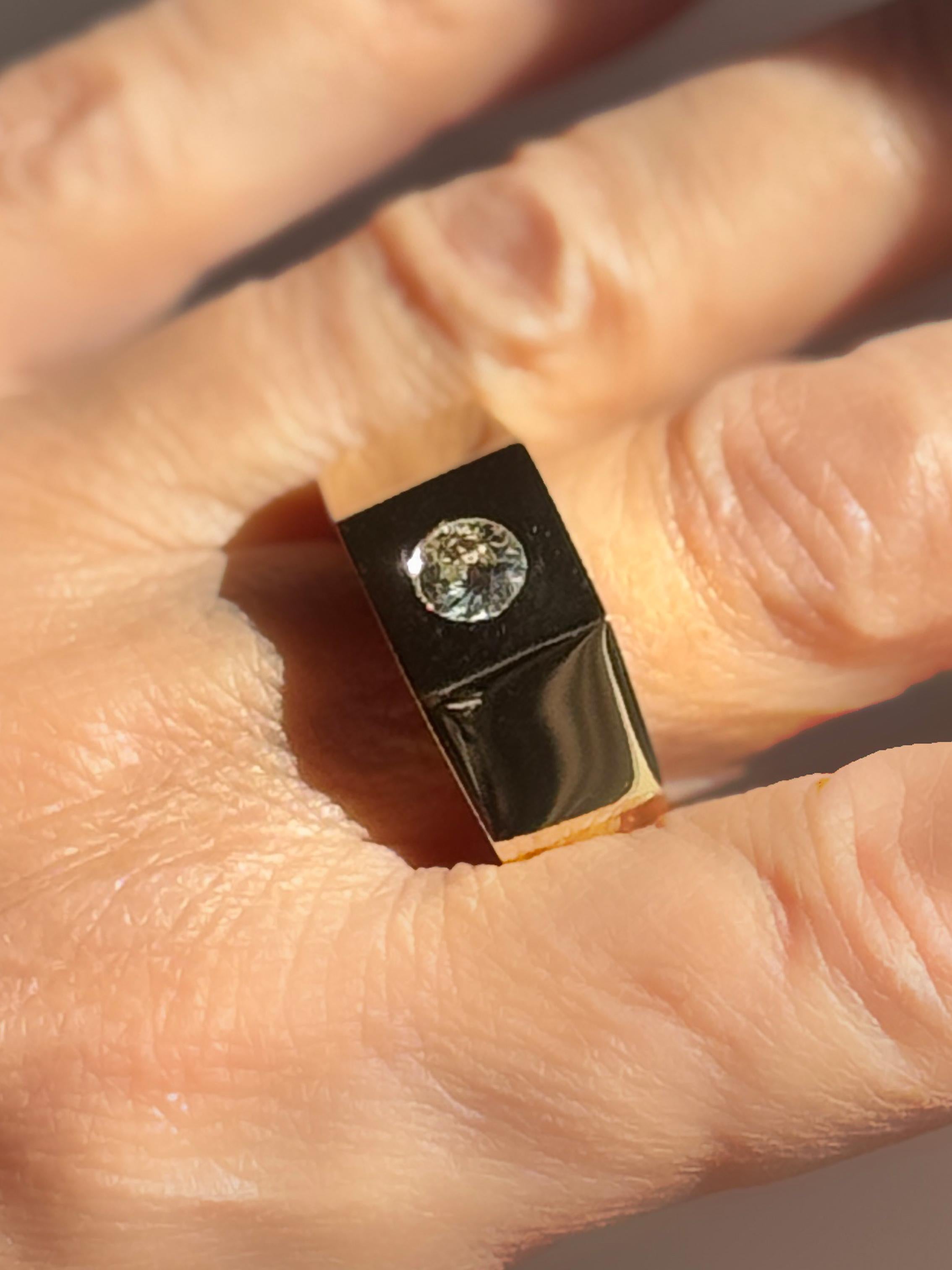 Brilliante 0.30 Carat White Diamond Brilliant cut 18K Yellow Gold Polish Band Ring Made in Italy 
dimension :
Taille : 8.25 USA/57.5 FR Resizable 
Poids : 14,6
0.30 Carats White Diamond H Color Vs1 Brilliant cut , 18K Yellow Gold Polish Band Ring